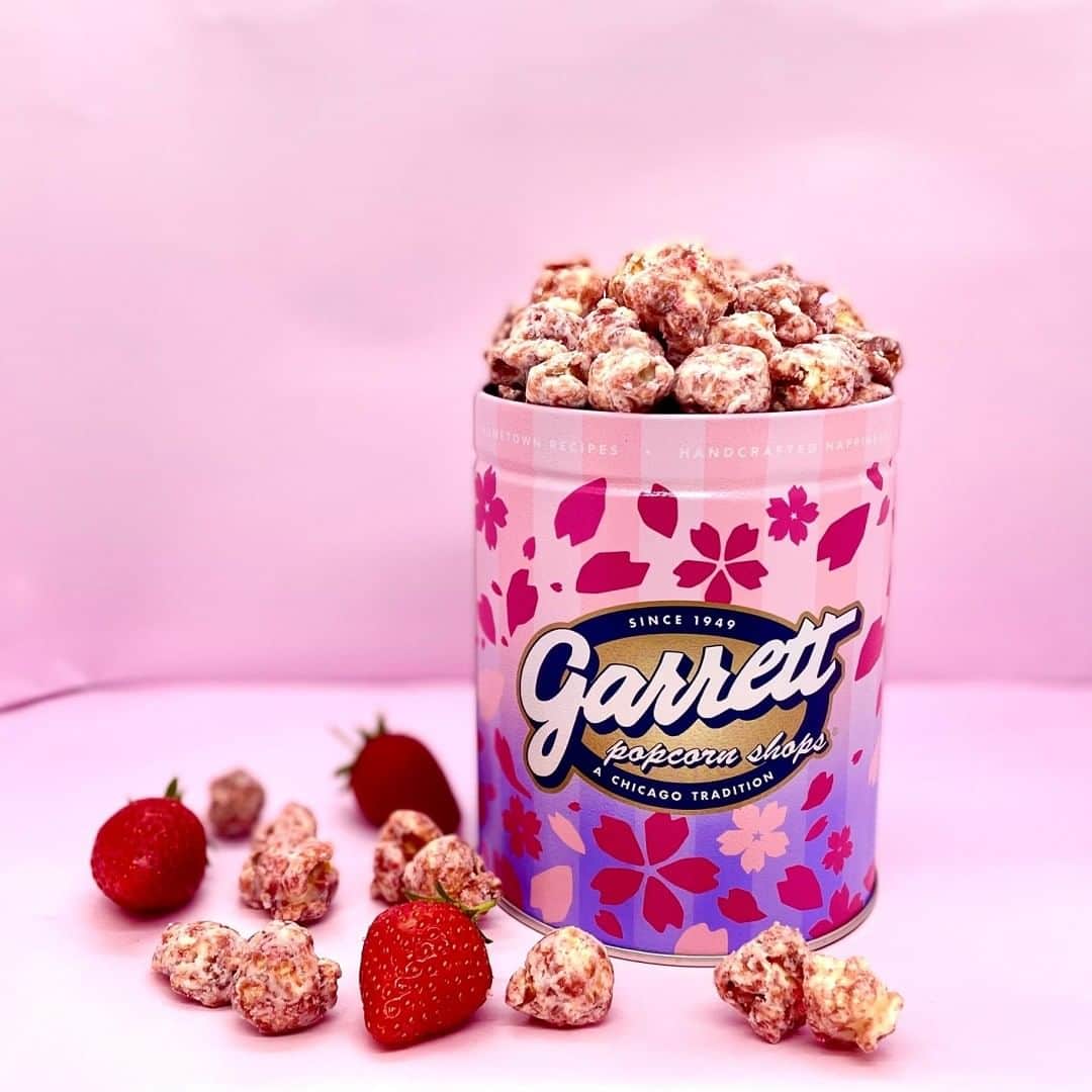 のインスタグラム：「甘酸っぱいイチゴの味わいたっぷりの『ベリーベリー ホワイトチョコレート』。​  ピンクとパープルの空に満開の桜が広がる『Garrett SAKURA缶』と組み合わせて 一足先に春の訪れを感じる春ギフトはいかかでしょうか🌸​  ​ギャレット ポップコーン ショップス®全店舗、オンラインショップにて好評発売中です。​ ​  #garrett #garrettpopcorn #garrettjp #popcorn #ギャレット #ギャレットポップコーン #ギャレットポップコーンショップス #ポップコーン #原宿 #酒々井プレミアムアウトレット #名古屋  #南町田グランベリーパーク #土岐プレミアムアウトレット #岡崎 #オンラインショップ #10周年 #イチゴ #ストロベリー #ホワイトチョコレート #SAKURA #サクラ」