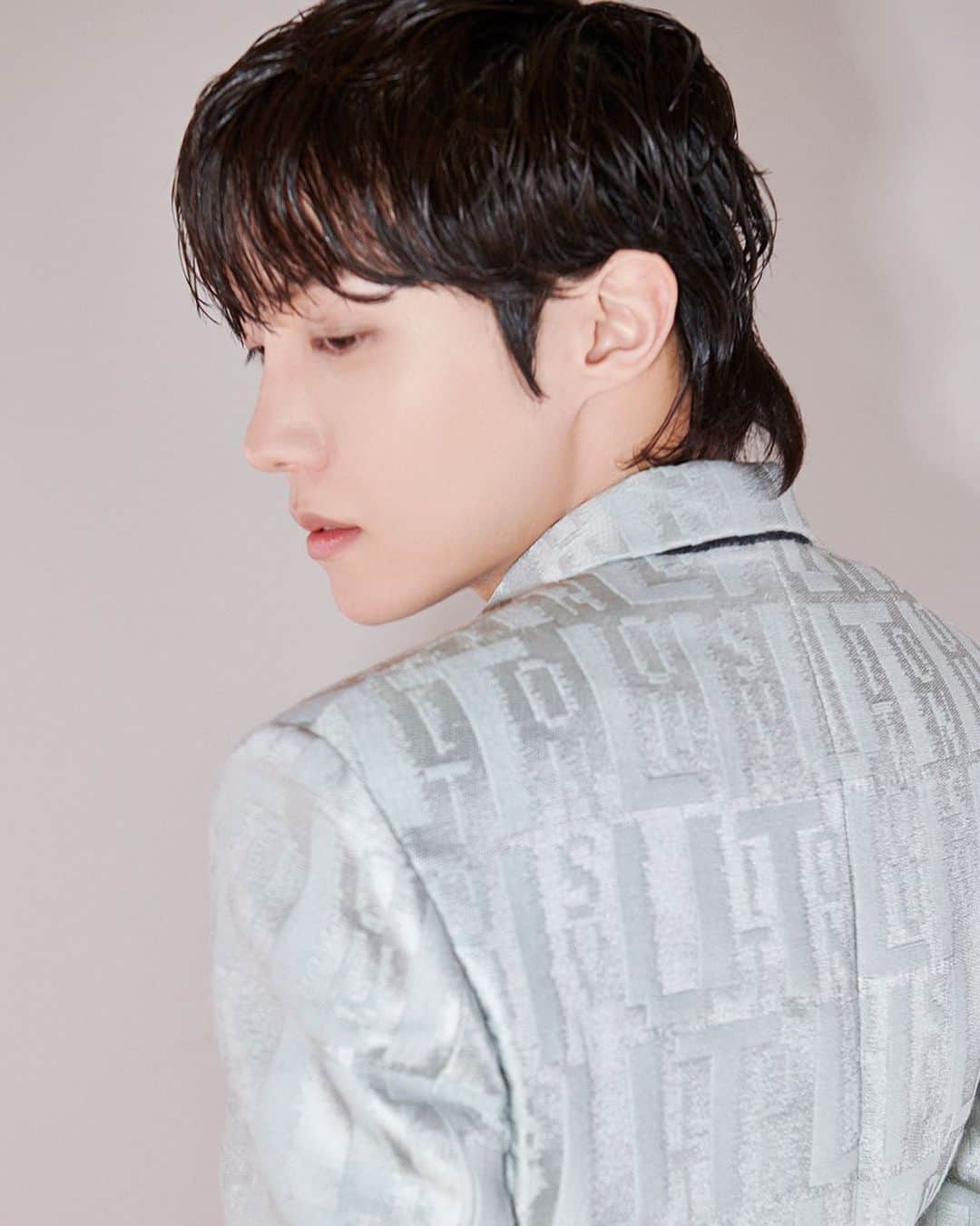 J-HOPEのインスタグラム：「@uarmyhope joins as new #LouisVuitton House Ambassador. The Maison is delighted to welcome the South Korean artist, who brings his unique charm and style to this exciting new chapter. #jhope #BTS」