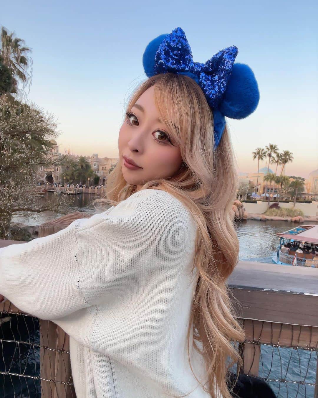 まあーか（まかたん）のインスタグラム：「. 🕌🌴 陽気ぽかぽかでニット🧶だけでも大丈夫だた🦥最高陽気🌞 . #tokyodisneysea #disneysea #disney#ajobyajo#東京ディズニーシー #ディズニーシー#ディズニー#ディズニーコーデ#ディズニーカチューシャ #冬ディズニー#防寒コーデ #ニットコーデ#ストリート#アジョバイアジョ#春#春服」