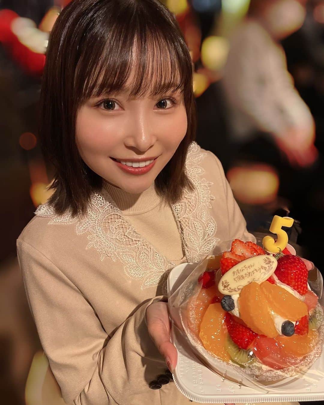 のインスタグラム：「🎂✧︎  皆様の応援のお陰で河合あすな5周年を迎えることができました👏🏻  本当にありがとうございます！  5年目ということに自分自身とてもびっくりしています…笑  こんなになにかを長く続けられたことは初めてでほんとにみんなのお陰だなと心から思います。  デビューしたての頃は全然自分に自信がなかったけどみんながかわいいって言ってくれたりそのままのあすなちゃんがいいんだよって優しい言葉のお陰でこの5年ですごく自分に自信がつきました！ありのままの自分でいいんだって思えました。  これからも自分らしくまだまだ頑張っていきます💪🏻  少しでもみなさんの癒しだったり、心の支えになれていたら嬉しいです。  みんながハッピーになれるようにこれからもたっっっくさん幸せパワー届けます🌟  みなさん本当に本当にありがとう！！！  そして大大大大大好きです！！！  あすな」