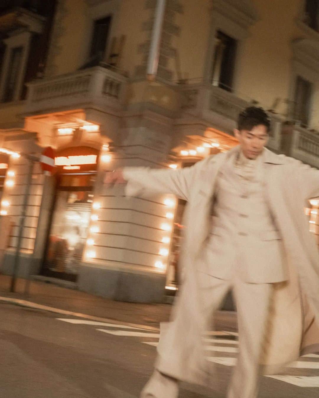 デスモンド・タンさんのインスタグラム写真 - (デスモンド・タンInstagram)「It's rather easy to shine in the light but to glow in the dark.. That's mastery. Be the star that glows in the dark when people cannot see the path. 🌠 Find your glow and just dance, shall we?  The new direction at Ferragamo is definitely a new beginning to look forward to! 🎈The new fabrications and new silhouettes introduced by @_maximiliandavis_ are amazing!  #FERRAGAMOSS23 @Ferragamo  Special Thanks:  Creative Direction & Photography by @waltertan // @assemblyclan」2月24日 18時13分 - thedesmondtan