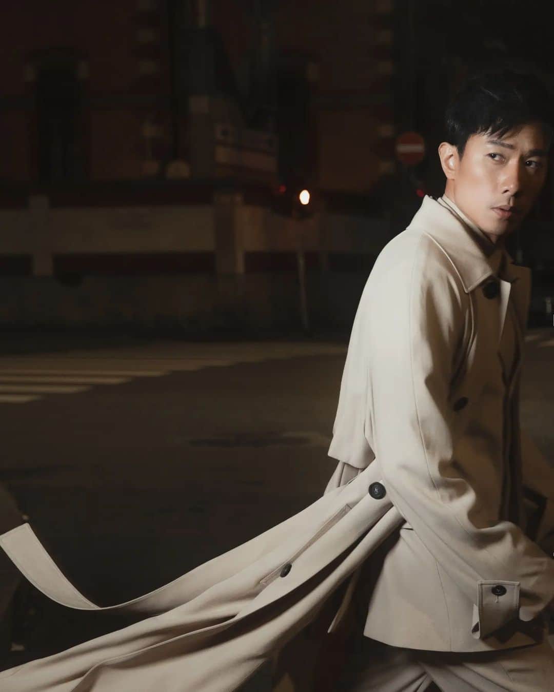 デスモンド・タンさんのインスタグラム写真 - (デスモンド・タンInstagram)「It's rather easy to shine in the light but to glow in the dark.. That's mastery. Be the star that glows in the dark when people cannot see the path. 🌠 Find your glow and just dance, shall we?  The new direction at Ferragamo is definitely a new beginning to look forward to! 🎈The new fabrications and new silhouettes introduced by @_maximiliandavis_ are amazing!  #FERRAGAMOSS23 @Ferragamo  Special Thanks:  Creative Direction & Photography by @waltertan // @assemblyclan」2月24日 18時13分 - thedesmondtan
