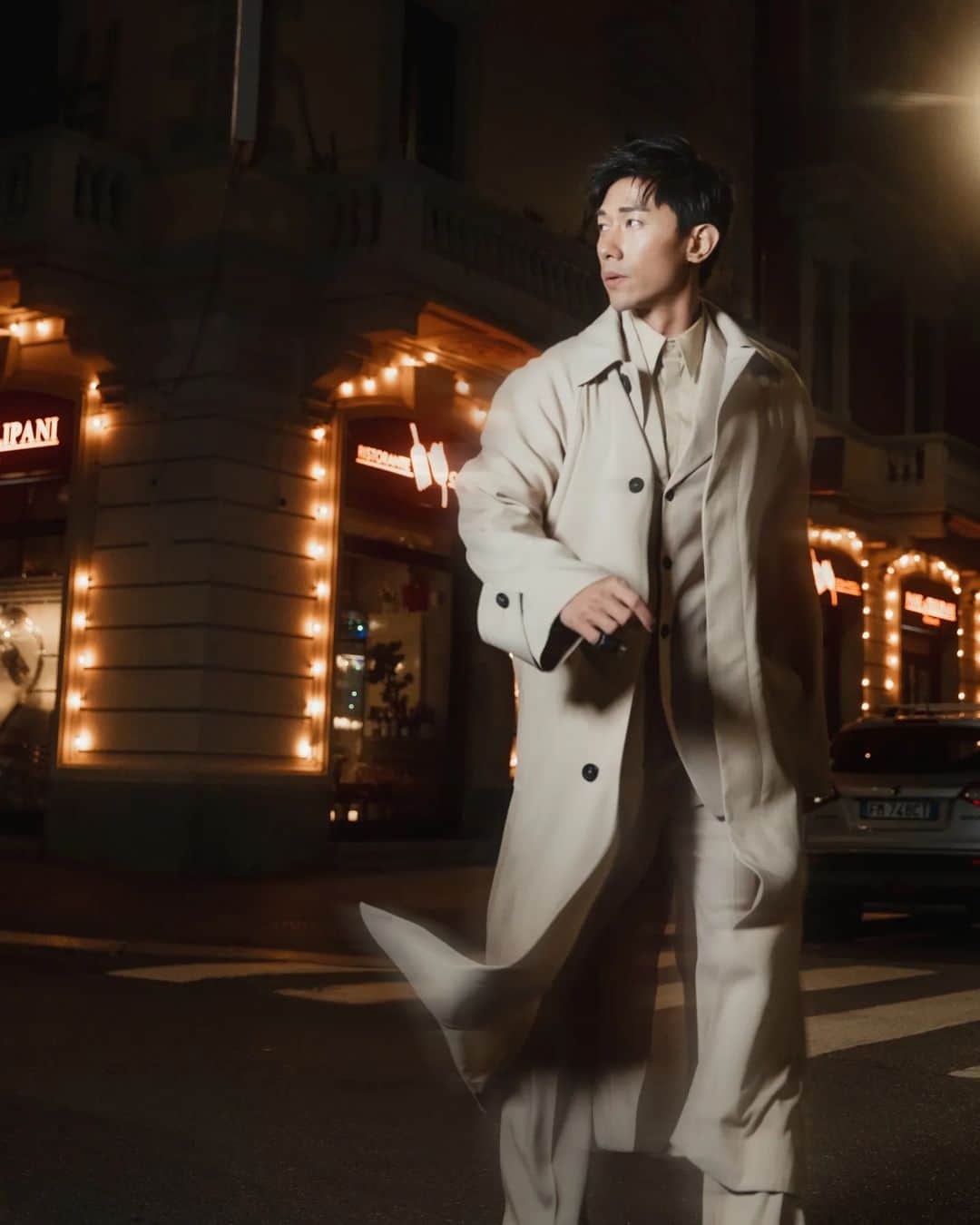 デスモンド・タンさんのインスタグラム写真 - (デスモンド・タンInstagram)「It's rather easy to shine in the light but to glow in the dark.. That's mastery. Be the star that glows in the dark when people cannot see the path. 🌠 Find your glow and just dance, shall we?  The new direction at Ferragamo is definitely a new beginning to look forward to! 🎈The new fabrications and new silhouettes introduced by @_maximiliandavis_ are amazing!  #FERRAGAMOSS23 @Ferragamo  Special Thanks:  Creative Direction & Photography by @waltertan // @assemblyclan」2月24日 18時13分 - thedesmondtan