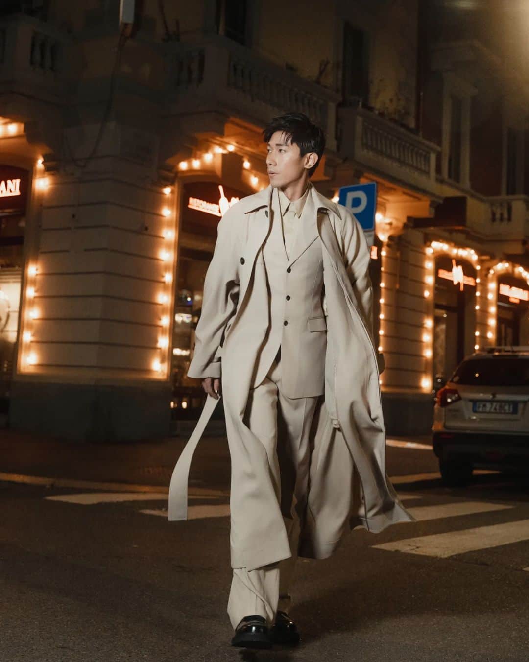デスモンド・タンのインスタグラム：「It's rather easy to shine in the light but to glow in the dark.. That's mastery. Be the star that glows in the dark when people cannot see the path. 🌠 Find your glow and just dance, shall we?  The new direction at Ferragamo is definitely a new beginning to look forward to! 🎈The new fabrications and new silhouettes introduced by @_maximiliandavis_ are amazing!  #FERRAGAMOSS23 @Ferragamo  Special Thanks:  Creative Direction & Photography by @waltertan // @assemblyclan」