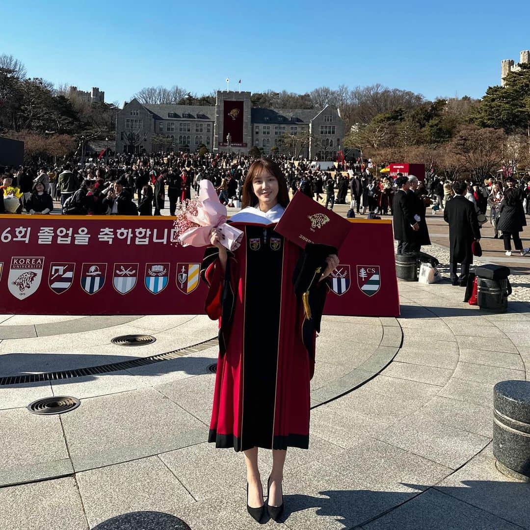 オ・ヨンギョン のインスタグラム：「드디어 긴 여정이 끝났다🎉 진짜 진짜 진짜 학교 최종 끝!!!!!💕 좋은 학교에서 공부하게 해주신 부모님 너무 감사드리고 교수님들께도 너무 감사드립니다  그리고 졸업식에 와준 같이 사는 마츠다상에게도 감사🙏 ㅋㅋ #고려대학교졸업식 #박사졸업 #doctorofphilosophy」