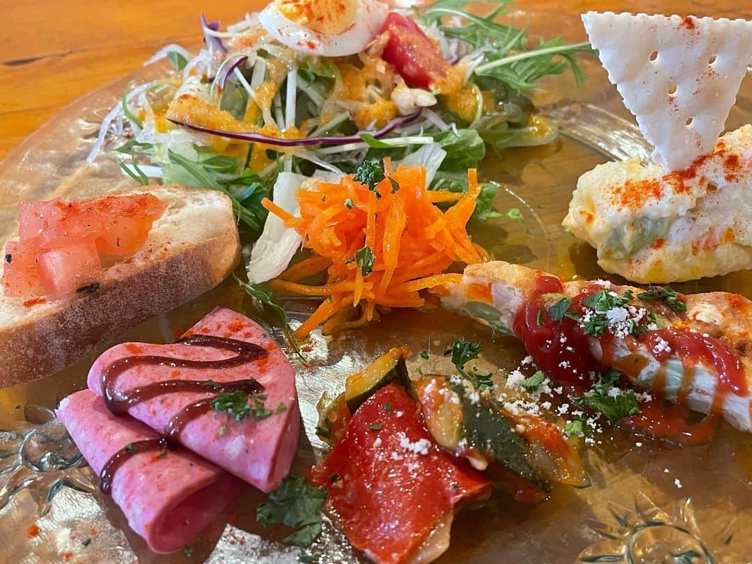 あみこのインスタグラム：「︎ ︎ ︎ ︎ ︎ ︎ ︎ ︎ ︎ ︎ ︎ ︎ ︎ ︎ ︎ ︎ ︎ ︎ ︎ ︎ ︎ ︎ ︎ ︎ ︎ ︎ ︎ ︎ ︎ ︎ ︎ ︎ ︎ ︎ ︎ ︎ ︎ ︎ ︎ ︎ ︎ ︎ ︎ ︎ ︎ ︎ ︎ ︎ ︎ my favorite cafe⋆͛☕️⋆͛*ﾟ  カフェカーロ( @caffe_caro )に行ってきました☕️🍃  今月末で移転しちゃうの🥺 地元だし、店主さんと仲良しでここには沢山の思い出があって、異業種交流会に参加したり、映画上映があったり、KENTOさんのワークショップを全国オンラインで繋いで行った時のリハーサルでも使わせて頂いた事もありました。  移転を惜しむお客さんたちで今日も満席‼️移転先でも愛されるカフェになるんだろうな✨ かなり遠くなったけど、絶対食べにいこŧ‹”( ˙༥​˙ )ŧ‹”♡  𓈒𓐍𓂃𓈒𓂂𖤣𖤥𖠿𖤣𖤥𓂃◌𓈒𓐍𓂃𓈒𓂂𖤣𖤥𖠿𖤣  「カーロ @ほしつぶスタンド」は旧昭和村 ぎふ清流里山公園内に3月下旬open✨  姉妹店は既にオープンしてます！ 「ほしつぶスタンド」 @hoshitsubu_stand  里山公園内、山のてっぺん⛰  𓈒𓐍𓂃𓈒𓂂𖤣𖤥𖠿𖤣𖤥𓂃◌𓈒𓐍𓂃𓈒𓂂𖤣𖤥𖠿𖤣𖤥  #ケントモリ プロデュース  #チャンス♾愛 #チャンスない  #アラフォー #主婦  #家電店店員  #ダンサー  #スーツアクター  #インフルエンサー  #岐阜 #各務原 #岐阜各務原カフェ #カフェ #カフェ巡り #カフェ好きな人と繋がりたい #岐阜カフェ #cafe #instagood」