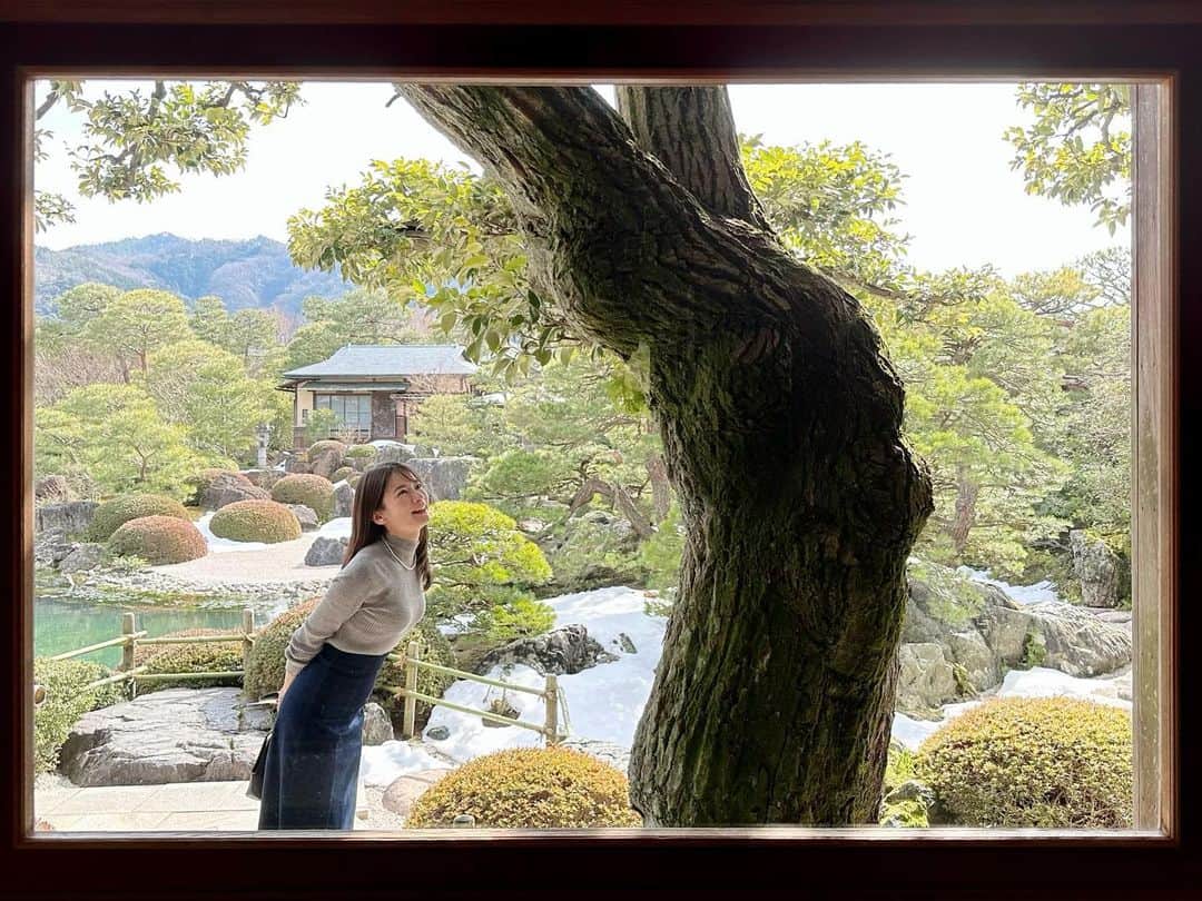 宇内梨沙のインスタグラム：「ずっと行きたかった 島根県安来市にある『足立美術館』  日本一の庭園として有名です。  私は窓枠やドアなどをフレームに見立て 景色を切り取る構図がとても好きで  見つけると 度々写真を撮ってしまうのですが  まさに足立美術館は 庭園をフレームで切り取り 絵画のように魅せます。  豪華絢爛な建築も 華やかで圧倒されますが 安心や落ち着き、幸せを感じられるのは 自然と調和する日本芸術だと改めて感じました。  美術館には 横山大観の絵画や北大路魯山人の作品が 数多く展示されています。  足立美術館を開館した足立全康さんの 生い立ちを紹介した展示もあり その生き様がとても力強く、起業家魂を感じました。  美しい庭園を見ながら 楽しめるコーヒーもおすすめです。  四季によって見える景色が変わる庭園は 緑が生い茂る夏も気持ち良いだろうなぁ〜✨  見応えがありすぎて 2時間は必要でした🥺  #足立美術館 #日本庭園 #枯山水 #横山大観 #北大路魯山人」