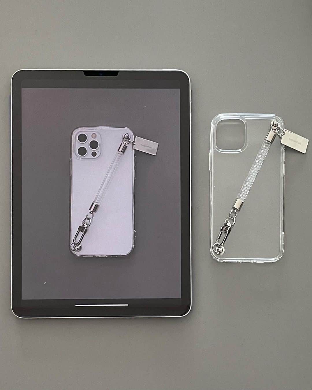 イ・ミンジュのインスタグラム：「new iphone case 5년만에 꺼낸 운동화 보풀비니 배터리 없는 에어팟🍎🎧」