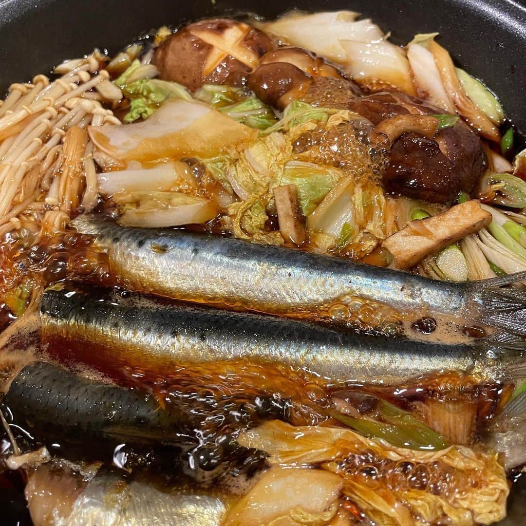 南條早紀のインスタグラム：「【イワシのすき焼き🐟✨】  全国的に豊漁のニュースが届いているイワシ！  富山のスーパーのお魚コーナーでも よく目が合うこと👀💕 綺麗なイワシがかなりお手頃価格で購入できて嬉しい😆  イワシといえば蒲焼きが梅煮か、 みたいな感じだったのだけれど、 氷見の魚問屋さんイチオシの 【イワシのすき焼き】を知って やってみた😳✨✨  イワシ…魚をすき焼きに…？ えー！と思ったけれど、 これがなんと、意外なおいしさ😳❤️  頭と内臓が落とされたものを 買ってきて、野菜と共にグツグツ。 甘辛いタレで煮込まれて、 魚臭さも全く気にならず！ 生卵に潜らせて食べると、 初めて出会う味覚😳✨✨✨  今回は骨を避けて食べたけれど、 小さなイワシなら骨ごといけるかも？？  ヘルシーだし、お財布にも優しいし イワシのいつもの食べ方から 脱したい方はぜひやってみてね❤️  せっかくなので うちで食べたイワシメニューも 一緒にUP🤭💕  3枚目はイワシのパスタ（夫作） 和風ペペロンチーノ風で美味しかった！  4枚目はイワシの蒲焼き丼 のりと青じそトッピングが好き🥹❤️  ホタルイカのシーズンになると イワシが 厄介者扱いされてしまうと聞いて ちょっと悲しい気持ちに…😂 旬で脂が乗って安くておいしいイワシ たくさん食べて応援したいと思います❤️  ぜひ、おすすめのイワシの食べ方をコメントで教えてください〜🥰  #イワシ #いわし #鰯 #富山湾 #イワシ料理 #いわし料理 #鰯料理 #魚料理 #すき焼き #魚すき焼き #旬 #春の訪れ #春の味覚 #魚レシピ  #おうちごはん #おうちご飯 #富山県 #富山市 #富山 #toyama #アナウンサー #フリーアナウンサー #南條早紀 #なんじょうのにちじょう  #早紀飯」