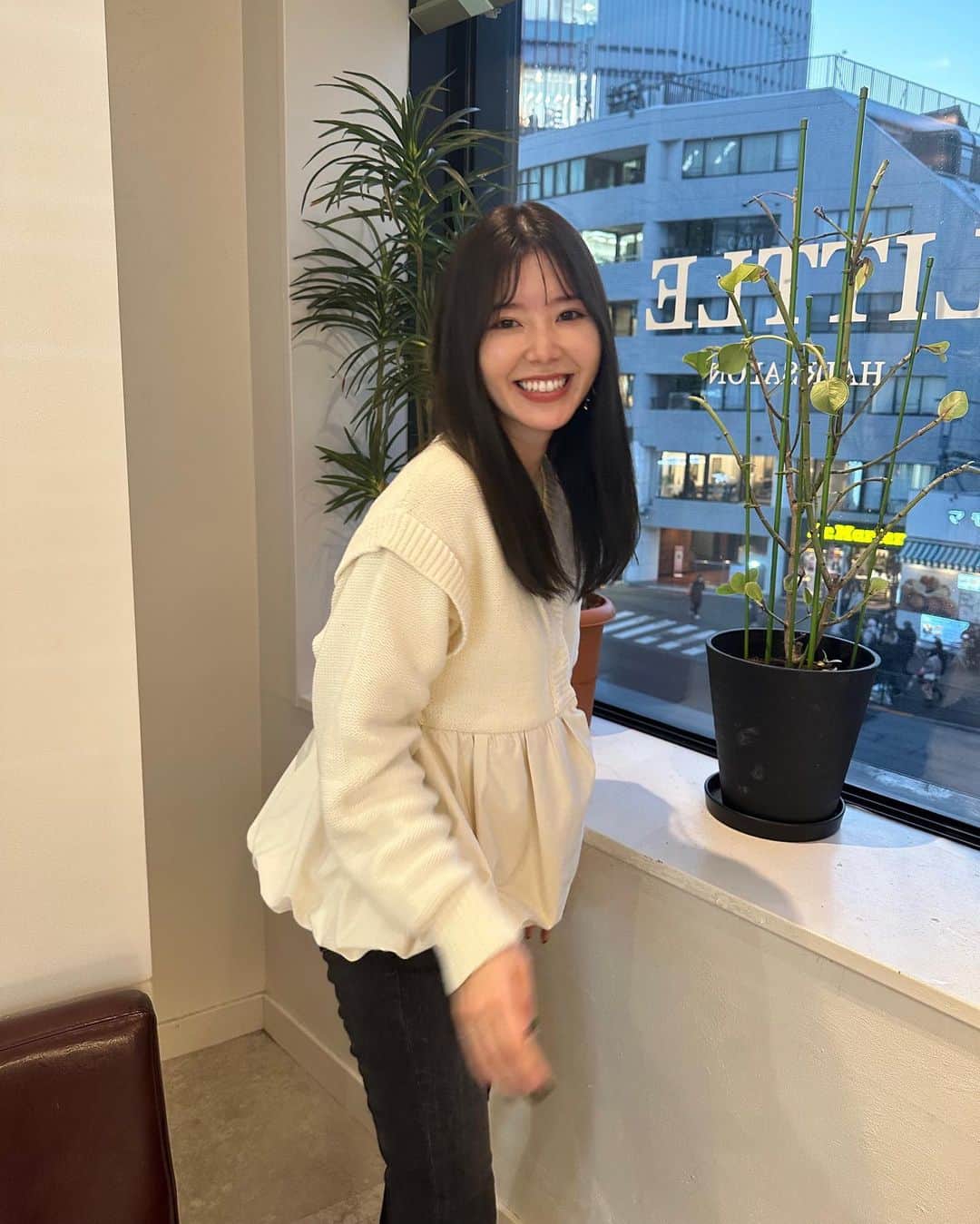 金子栞のインスタグラム：「こないだのヘアカラーDay!! どこの?って聞かれること多い春準備ニットで🤍  #jemmaatelier  #littleharajuku」
