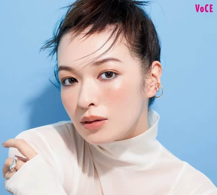 のインスタグラム：「＠vocemagazine 4月号🏆  @suqqu_official   1枚目 @iwayayuichi  @yukarihayashi  @kaori.kawasaki76   2枚目 @iwayayuichi  @sayoko_yoshizaki  @kaori.kawasaki76」