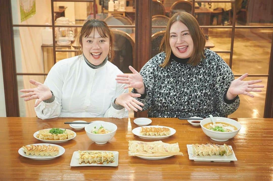のインスタグラム：「. 餃子と言えば、、、？🥟 . . 宇都宮🥰👏 . . 宇都宮には美味しい餃子が沢山ある🥟🤤✨ 食べないともったいない😳❣️ . . 写真は、la farfa3月号で宇都宮に行って餃子を食べた時の写真だよ🤤❤️ . . ぜえええええええんぶ美味しくて🥺❣️ . . とっても幸せでした🥰 . 最後は、実際の餃子を小さくしたキーホルダーが入っているガチャガチャもやったりして、 いい思い出だったよ🥺 . . インスタ映えのところも沢山あったし、みんなにも宇都宮に行ってほしいなあ☺️✊ . . 今、GYOZA モニュメントの誕生を記念した『餃子といえば宇都宮 SNS キャンペーン 第3弾』やっているらしくて、この機会にキャンペーンに参加して、宇都宮の餃子を食べてほしいなあ😍  <賞品> A 賞:カンデオホテルズ宇都宮 ペア宿泊券(27,400 円相当)+宇都宮餃子®食べ歩き券(1,000 円分) ... 計2名さま B 賞:冷凍餃子 3 店舗セット(4,600 円相当)+宇都宮餃子®食べ歩き券(1,000 円分) ... 計 8 名さま C 賞:GYOZA モニュメント アクリルスタンド(非売品) ... 計 20 名さま <参加方法> 1 Twitter または Instagram で『餃子といえば宇都宮(キャンペーンアカウント)/ @miya_go_around 』をフォロー 2 「宇都宮餃子」をテーマにした写真を撮影(GYOZA モニュメント、宇都宮餃子、餃子 像、餃子通りなど、餃子のまち宇都宮を感じられる写真なら何でも OK ) 3 2の写真に、「#GYOZA モニュメント」 & 「#餃子といえば宇都宮 」2 つのハッシュ タグを付けて投稿 <期間> 2023 年 4 月 9 日(日)まで  @miya_go_around   #餃子といえば宇都宮　#GYOZAモニュメント」