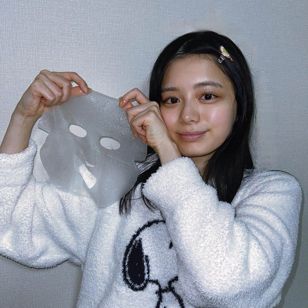 紺野彩夏のインスタグラム：「@q1st.jp のダーマーレーザー スーパーNMN100 マスクを使ってスキンケア！  集中エイジングケアのピンクは、注目の美容成分「NMN」と「ナイアシンアミド」 をシリーズ最高濃度で配合✨ レーザー美容発想のマスクで角質層までぐんぐん浸透するので、お肌がとってもうるおう感じがしました☺  3分で完了するから、忙しい時でも時短ケアできるのも良い〜！ #クオリティファースト #ダーマレーザーマスク #シートマスク #スキンケア #エイジングケア #保湿」