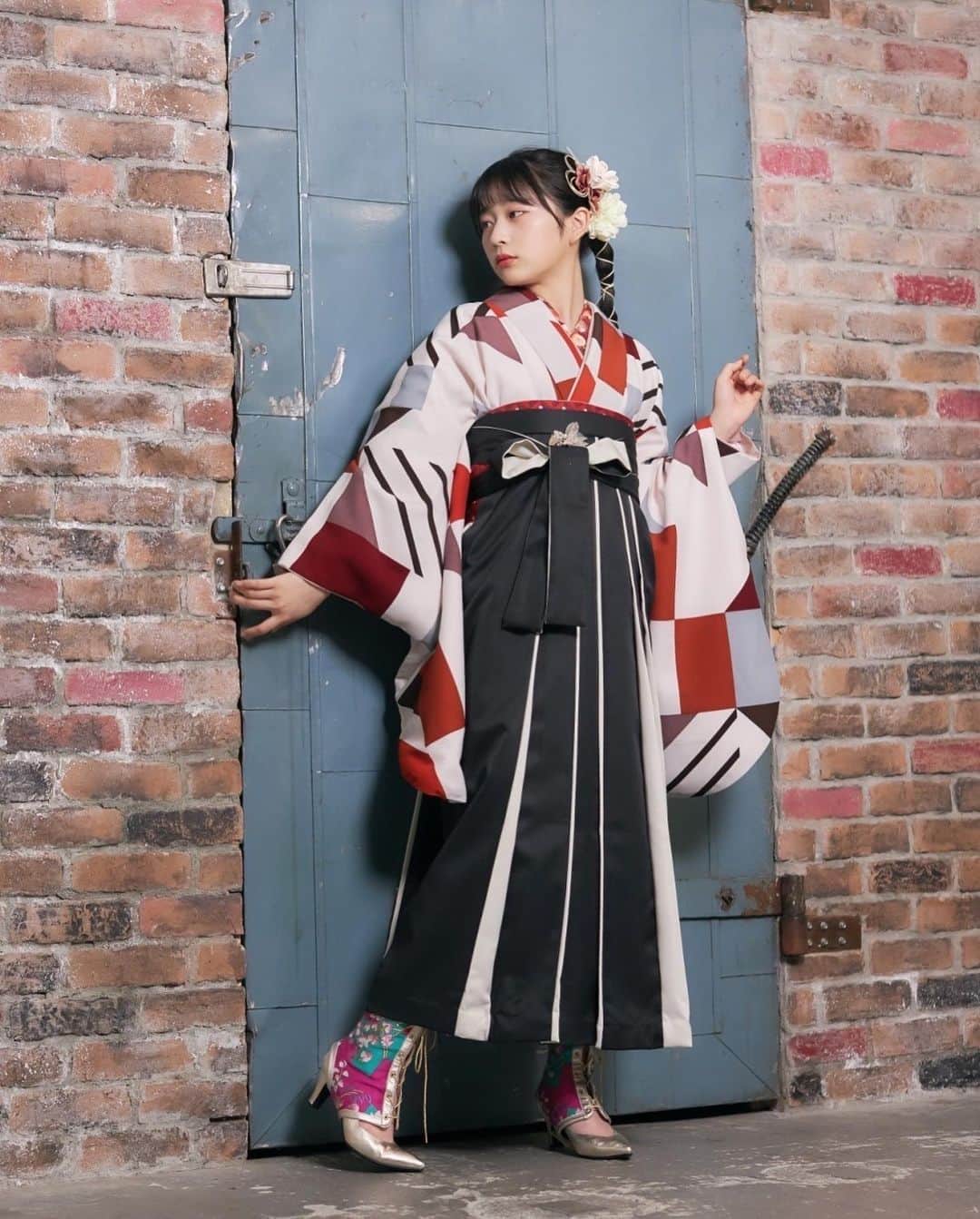 のインスタグラム：「振袖にブーツってお洒落すぎる!!  普段のお洋服に合わせてみてもかわいいよ〜🫶🏻  浅草 tsumugu、大阪 音遊で実際に販売してるみたい！🫣 ECでも発売してます❗️   #オビブ  #振袖ブーツ @neokimono2021」