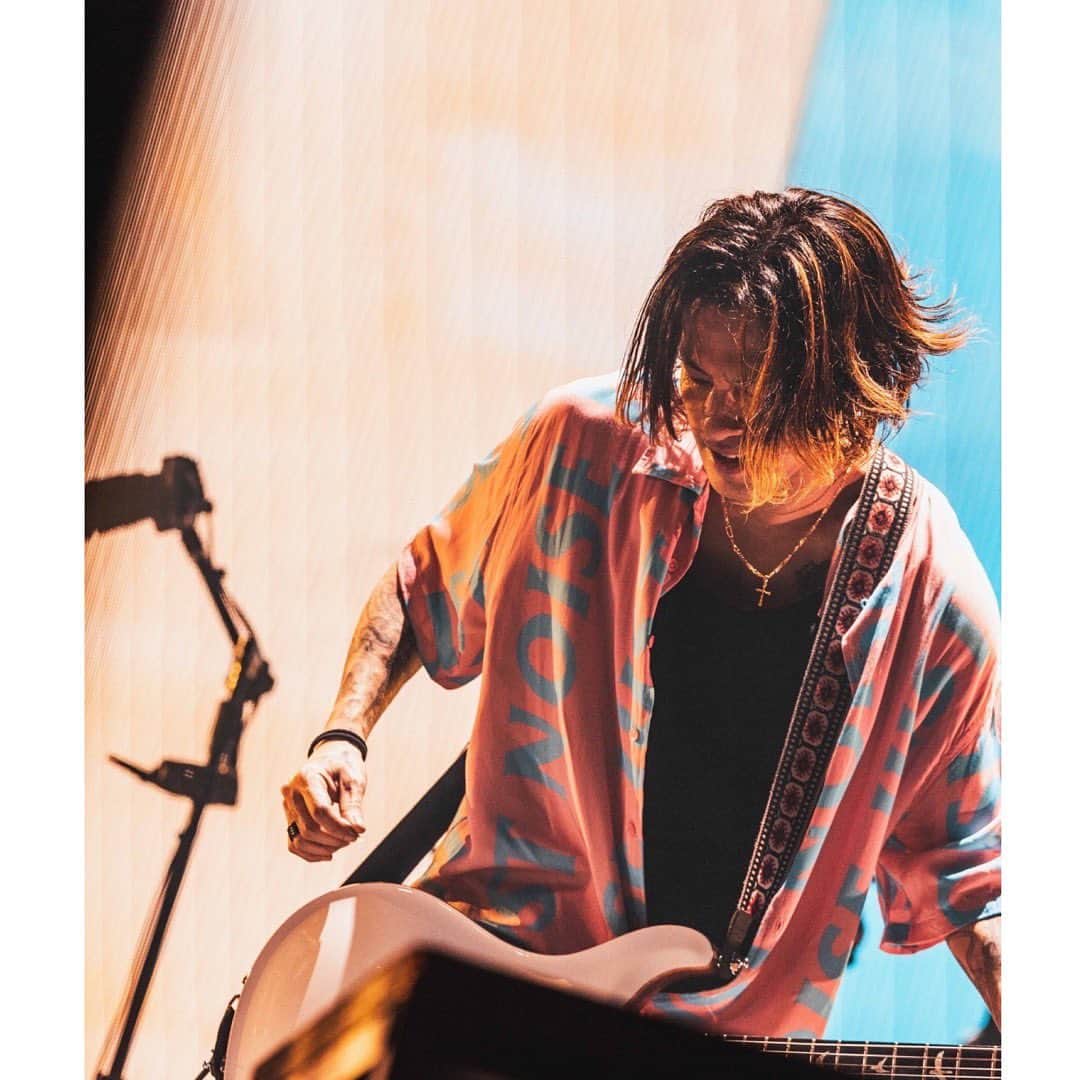 のインスタグラム：「DRAGONASH 25th ANNIV. TOUR "ENTERTAIN" FINAL  国立代々木競技場第一体育館  2022年9月から続いた長い旅の終着地点。1997年2月から続けるバンド26年目の出発地点。 大切なマイルストーンがこの日この場所で、このメンバーで、このロードクルーで良かったと今は心からそう思えています。 皆、大切な時間割いて全国から声を聴かせに来てくれて、力貸してくれてありがとう。そして何より、俺に音楽をバンドを続ける大いなる理由を与えてくれてありがとう。  今日からまた聞き分けの無いお馬鹿なライブハウスのバンドマンに戻るね。手を伸ばせば届く程の距離で、汗の匂いや涙の色が伝わる程の距離で、 俺はエレキギターを掻き鳴らし歌を歌いたいです。それが大好きなのです。  また遊ぼね♥ 対戦ありがとうございました 青春延長ボタンポチッとな( ｡･ω･｡)ﾉ凸  @nekoze_photo  @shot.row」