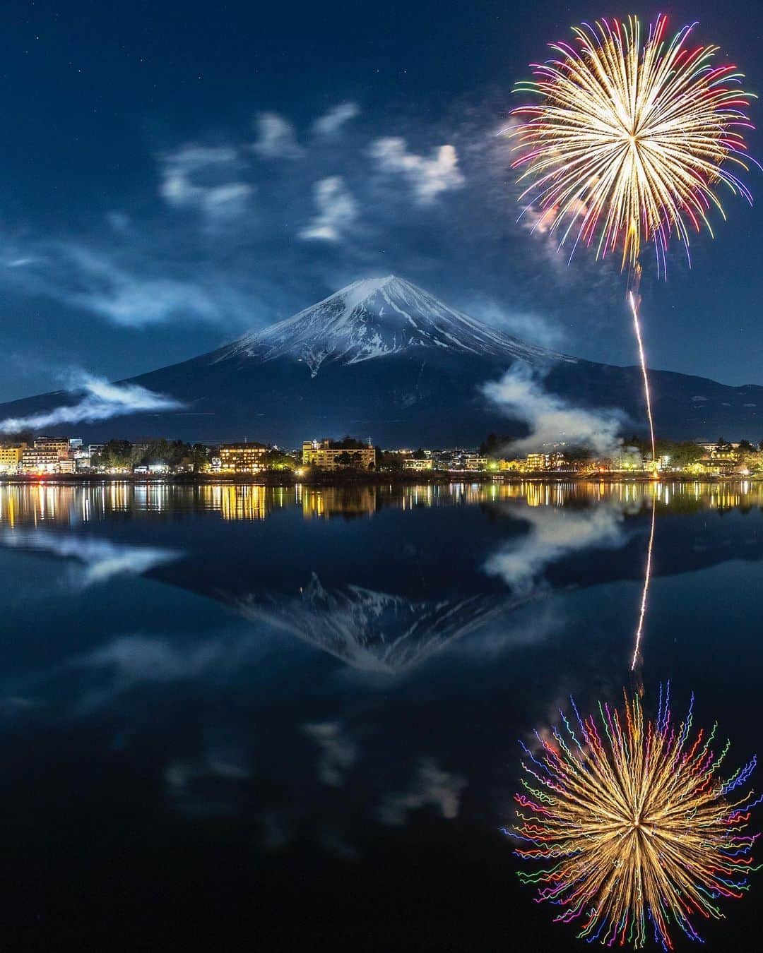 エイチ・アイ・エスさんのインスタグラム写真 - (エイチ・アイ・エスInstagram)「＼河口湖に映る冬の花火🎆／  2月23日の #富士山の日 にちなんで、今週は富士山の旅スポットをご紹介しました✨  最後は富士山と花火🗻🎆 冬は空気が澄んでいるので、河口湖にはまるで鏡に映ったかのようなキレイなリフレクションが👀  今年の冬花火は終了しましたが、ぜひ来年の参考にしてみてくださいね🌟 …………………………………………………………… 📍 #河口湖  📸 @natsuinsta さん  1月、2月の土日と2/23に開催される河口湖冬花火。 晴れ、無風という素晴らしい条件の下、富士山と花火の美しいリフレクションを見ることができました。 ……………………………………………………………  旅先探しのヒントは こちらをチェック▶︎▶︎▶︎ @his_japan   —————— 📷旅のお写真募集中✈️ ——————  日本中、世界中の春旅のお写真を募集中🌸 #春旅のセカイ2023 のハッシュタグを付けて投稿してね🌹  また、旅の思い出は、@his_japan OR #his_japan2023 を付けてシェアしてください🙌  過去PICもOKです❗️  集まったお写真は、HISのSNSやオウンドメディアでご紹介🙆‍♀️  #旅の思い出 #国内旅行  #山梨観光スポット #山梨おすすめ #河口湖冬花火  #富士山の旅 #リフレクション撮影  #次の旅先リスト #旅行好きな人と繋がりたい #写真好きな人と繋がりたい #旅したくなるフォト #旅スタグラム #インスタトラベル #女子旅 ＃カップル旅 #家族旅行  #instatravel #instapassport #photooftheday #instaphotography #worldtravelpics #worldtraveler #yamanashistagram #japantravelphoto #fujisan #kawaguchilake」2月24日 19時03分 - his_japan