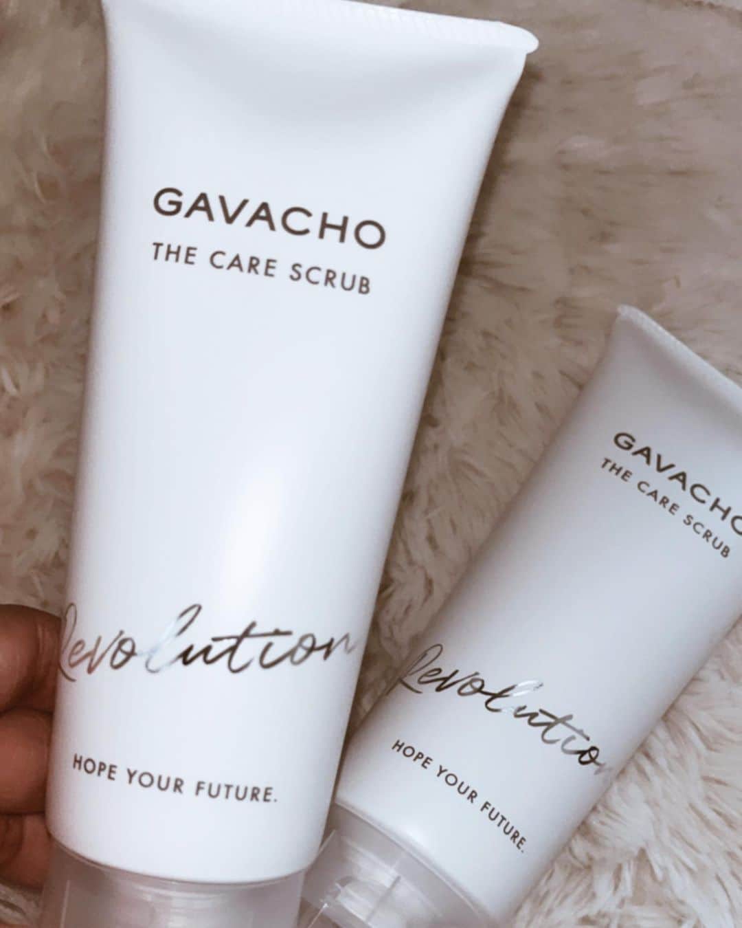 AYAKAのインスタグラム：「昨日発売の ボディ&フェイシャル用スクラブ🫧 @gavachowax_official   やっぱりスクラブしないのとするのでは　全然ちがう。 した後ツルツルすぎてずっと触ってる👩‍🦲✨✨🧑‍🦲w ・黒ずみや古い角質 ・脱毛後の埋もれ毛 ・毛嚢炎 ・剃刀で剃った後のチクチク  いずれかで悩んでる人にもおすすめ❤︎  とりあえず香りがいい香りすぎてやばい🫢 男女に使える香り🫧🫧やから 男の人も使うべき🧑‍🦲✨✨✨✨  #スクラブ」