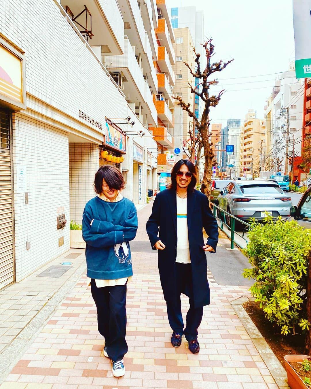 磯部寛之のインスタグラム：「今週日曜の GORILLA RADIO!、新コーナー#それぞれのセンタクの今回のゲストは、GLAYのTAKUROさんです。先月の @kungfugeorge に引き続き、俺にとって兄貴の様な存在の方の登場です。26日20時からZIP-FMにて。皆さまどうぞお楽しみに！ひろ #alexandros #glay #takuro #さん #zipfm #gorillaradio」