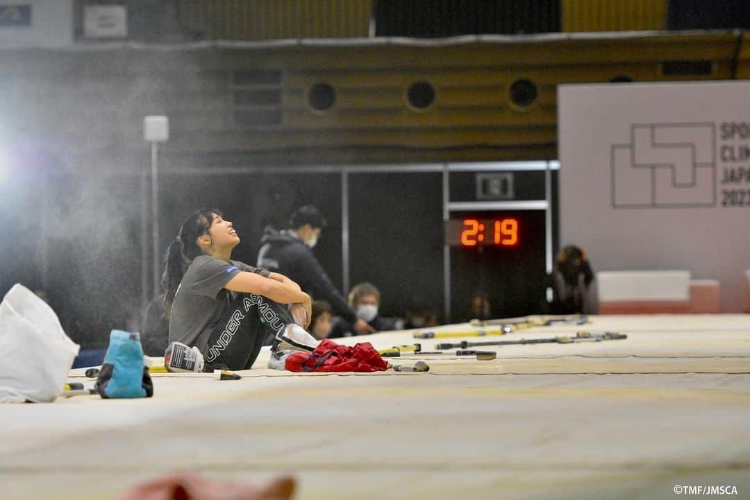 中村真緒さんのインスタグラム写真 - (中村真緒Instagram)「Boulder Japan Cup 2023🔚 ・ ・ またもやインスタいつ更新しよう病にかかってました。 去年の大絶望を乗り越えようと思って挑んだものの、去年の自分にも及ばず、ずっと残り続けてた準決勝にすら残れず、呆気なく24位と言うリザルトで終わってしまいました。 終わった後は、「1年、頑張ったと思ったんだけどな。」とか「もはやどう頑張れば良いのかわからない。」とかの感情で一杯だっだわけですが、そのまま、荻窪へ向かい🚗気の済むまで登ってました。 クライミングのストレスはクライミングで発散するのが1番ですね。 ・ ・ 弱くなったねぇとか、もう無理なんじゃないとか、思う人はいると思うけど、これからも私が頑張りたいと思える限り頑張ります。 それにしても、競技中の写真、全然登れてないのに全部楽しそうだよね😇 ・ ・ 📸by TMF/JMSCA  ・ ・ @mudhand_cb @phiten_official @frictionlabs @tenayaclimbing #日新火災 #climbing #bouldering #クライミング #ボルダリング #マオハンド」2月24日 19時14分 - mao___nakamura