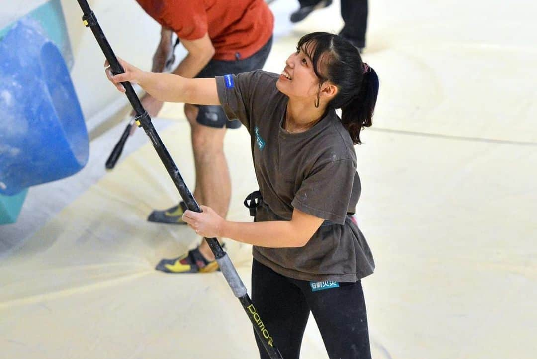 中村真緒さんのインスタグラム写真 - (中村真緒Instagram)「Boulder Japan Cup 2023🔚 ・ ・ またもやインスタいつ更新しよう病にかかってました。 去年の大絶望を乗り越えようと思って挑んだものの、去年の自分にも及ばず、ずっと残り続けてた準決勝にすら残れず、呆気なく24位と言うリザルトで終わってしまいました。 終わった後は、「1年、頑張ったと思ったんだけどな。」とか「もはやどう頑張れば良いのかわからない。」とかの感情で一杯だっだわけですが、そのまま、荻窪へ向かい🚗気の済むまで登ってました。 クライミングのストレスはクライミングで発散するのが1番ですね。 ・ ・ 弱くなったねぇとか、もう無理なんじゃないとか、思う人はいると思うけど、これからも私が頑張りたいと思える限り頑張ります。 それにしても、競技中の写真、全然登れてないのに全部楽しそうだよね😇 ・ ・ 📸by TMF/JMSCA  ・ ・ @mudhand_cb @phiten_official @frictionlabs @tenayaclimbing #日新火災 #climbing #bouldering #クライミング #ボルダリング #マオハンド」2月24日 19時14分 - mao___nakamura