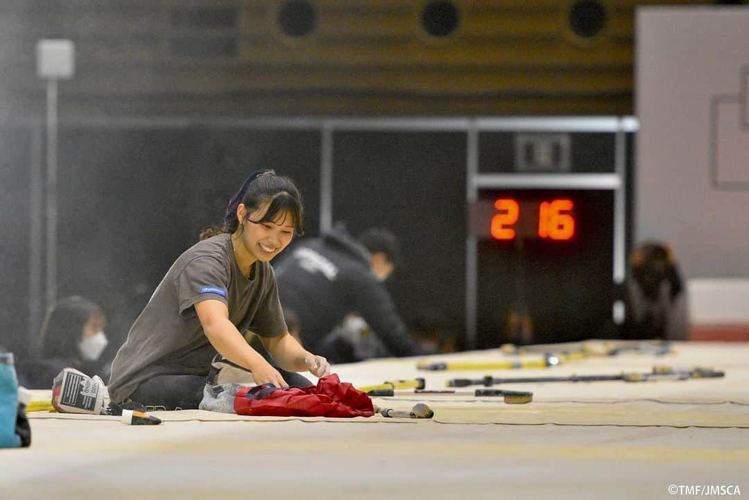 中村真緒さんのインスタグラム写真 - (中村真緒Instagram)「Boulder Japan Cup 2023🔚 ・ ・ またもやインスタいつ更新しよう病にかかってました。 去年の大絶望を乗り越えようと思って挑んだものの、去年の自分にも及ばず、ずっと残り続けてた準決勝にすら残れず、呆気なく24位と言うリザルトで終わってしまいました。 終わった後は、「1年、頑張ったと思ったんだけどな。」とか「もはやどう頑張れば良いのかわからない。」とかの感情で一杯だっだわけですが、そのまま、荻窪へ向かい🚗気の済むまで登ってました。 クライミングのストレスはクライミングで発散するのが1番ですね。 ・ ・ 弱くなったねぇとか、もう無理なんじゃないとか、思う人はいると思うけど、これからも私が頑張りたいと思える限り頑張ります。 それにしても、競技中の写真、全然登れてないのに全部楽しそうだよね😇 ・ ・ 📸by TMF/JMSCA  ・ ・ @mudhand_cb @phiten_official @frictionlabs @tenayaclimbing #日新火災 #climbing #bouldering #クライミング #ボルダリング #マオハンド」2月24日 19時14分 - mao___nakamura