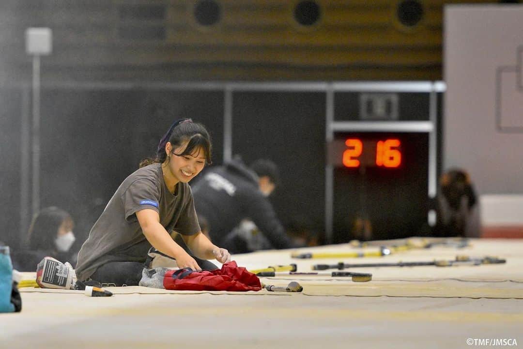 中村真緒のインスタグラム：「Boulder Japan Cup 2023🔚 ・ ・ またもやインスタいつ更新しよう病にかかってました。 去年の大絶望を乗り越えようと思って挑んだものの、去年の自分にも及ばず、ずっと残り続けてた準決勝にすら残れず、呆気なく24位と言うリザルトで終わってしまいました。 終わった後は、「1年、頑張ったと思ったんだけどな。」とか「もはやどう頑張れば良いのかわからない。」とかの感情で一杯だっだわけですが、そのまま、荻窪へ向かい🚗気の済むまで登ってました。 クライミングのストレスはクライミングで発散するのが1番ですね。 ・ ・ 弱くなったねぇとか、もう無理なんじゃないとか、思う人はいると思うけど、これからも私が頑張りたいと思える限り頑張ります。 それにしても、競技中の写真、全然登れてないのに全部楽しそうだよね😇 ・ ・ 📸by TMF/JMSCA  ・ ・ @mudhand_cb @phiten_official @frictionlabs @tenayaclimbing #日新火災 #climbing #bouldering #クライミング #ボルダリング #マオハンド」