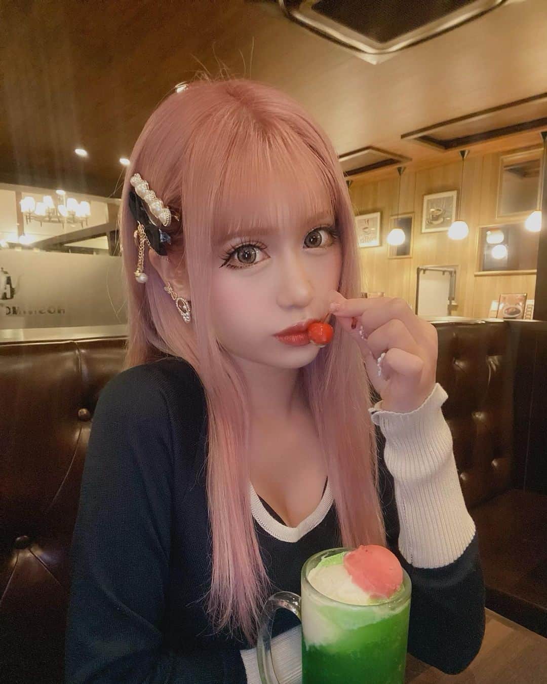 あいめろ姫のインスタグラム：「ちゅ🍒💚」