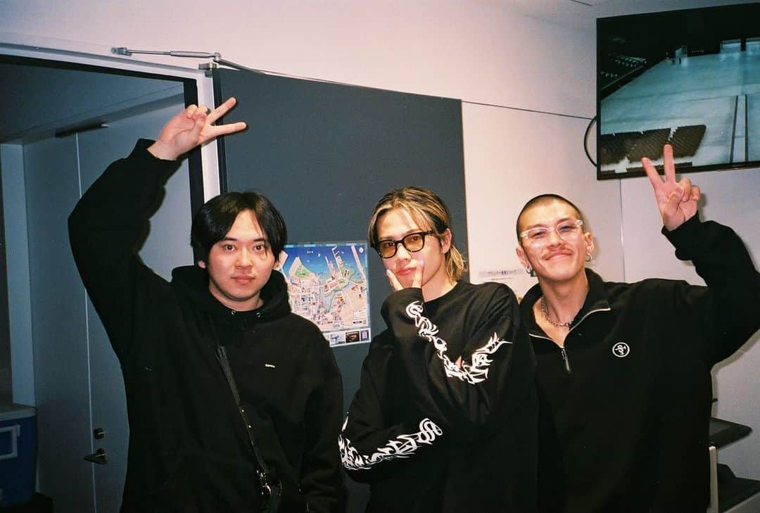 青木りおのインスタグラム：「池袋のちっこい箱のイベントの時と熱量変わらず、人は50倍になってた。シンプルに感動した。もうだめだ、こいつら強い。強い。」