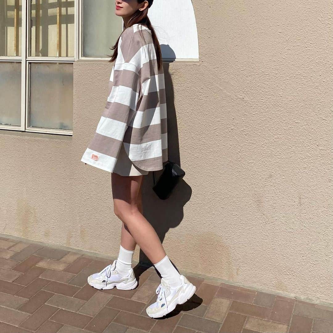 のインスタグラム：「ロンTにショートパンツ  ゆったりで裾のラウンドも🙆🏼‍♀️ men'sもいけるサイズ感✔️  tops. @classicalelf_official  (グレイッシュベージュ Lsize着) bottom. #zara shoes. adidas   .  #classicalelf#クラシカルエルフ#エルフコーデ #タイアップ #java #ジャバ #uniqlo #gu#ユニクロ #ジーユー #ザラ #zozo #zozotown #zozo購入品 #zozotown購入品 #ボーダートップス #ロンT #オーバーサイズ#春服#春コーデ#プチプラコーデ」