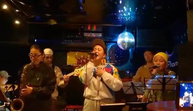 SONOMIのインスタグラム：「2023.2.22『GRAMMIN’5周年 @shibuya_club_ball_official 』 ONEGRAM Feat.SONOMIで6曲お届けしました🎤 当日の1回のリハだけでバシッと決める皆さん、 超かっこよくてさすがでした！！ その中から『I PRAY』をUPしてみようと思います📷 生音I PRAY 、かなりグッと来ました🥲 皆幸せでありますように🫶🏻🫶🏻🫶🏻 5周年に呼んでいただきONEGRAMと一緒に音を出せてとっても楽しかったです。 また一緒にやれたら嬉しいです🤲 @onegram_official」