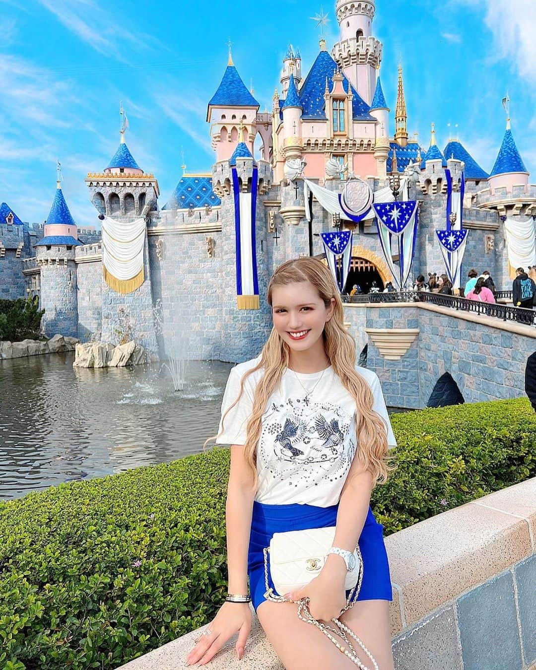 紗蘭のインスタグラム：「California Disneyland.🐭🏰🎢🎈💕 LAで、ずっと行きたかったカリフォルニアディズニーランドにバレンタインの日に行けました🍫🥰💕 念願の『眠れる森の美女』のお城を見れて大興奮👸🏼🏰💕💕💕 アトラクションもたくさん乗れて、食べ物もたくさん食べて、とっても楽しかった🫶🏻❤️ 週末の金土は0時までパーク開いてるよ！🤣パリピwww #californiadisneyland #california #califórnia #californiaadventure #カリフォルニアディズニーランド」