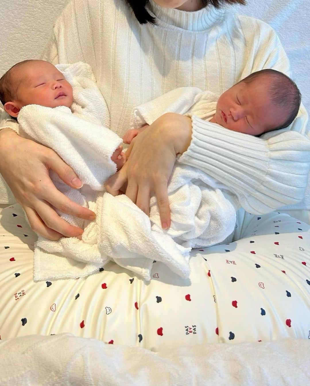 篠原菜月さんのインスタグラム写真 - (篠原菜月Instagram)「Hello babies 🕊️🕊️ 2023.02.14 ⁡ 突然のご報告ですが、先日男女の双子を出産しました。 双子にしては大きく産まれてくれて、2人の元気な泣き声を聞いた瞬間、涙が溢れました。 NICUにも入らず母子共に健康です。 ⁡ 妊娠が分かってから長く悪阻に耐える日々が続きましたが、友人や職場の方々、編集部の方から温かい言葉をたくさんいただき乗り越えることができました。 周りの人に支えられて今があります。 とても感謝しています✨ ⁡ 悪阻が落ち着いてからは周りに心配されるほど😅取材などアクティブに動き回ることができ予定帝王切開の日まで何事もなく過ごせて双子にも感謝🤍 ⁡ これから大変なことはたくさんあると思いますが、夫と共に楽しく双子育児していきます😊 ⁡ ⁡ ⁡#出産報告#双子出産#男女双子」2月24日 19時33分 - natsukishinohara