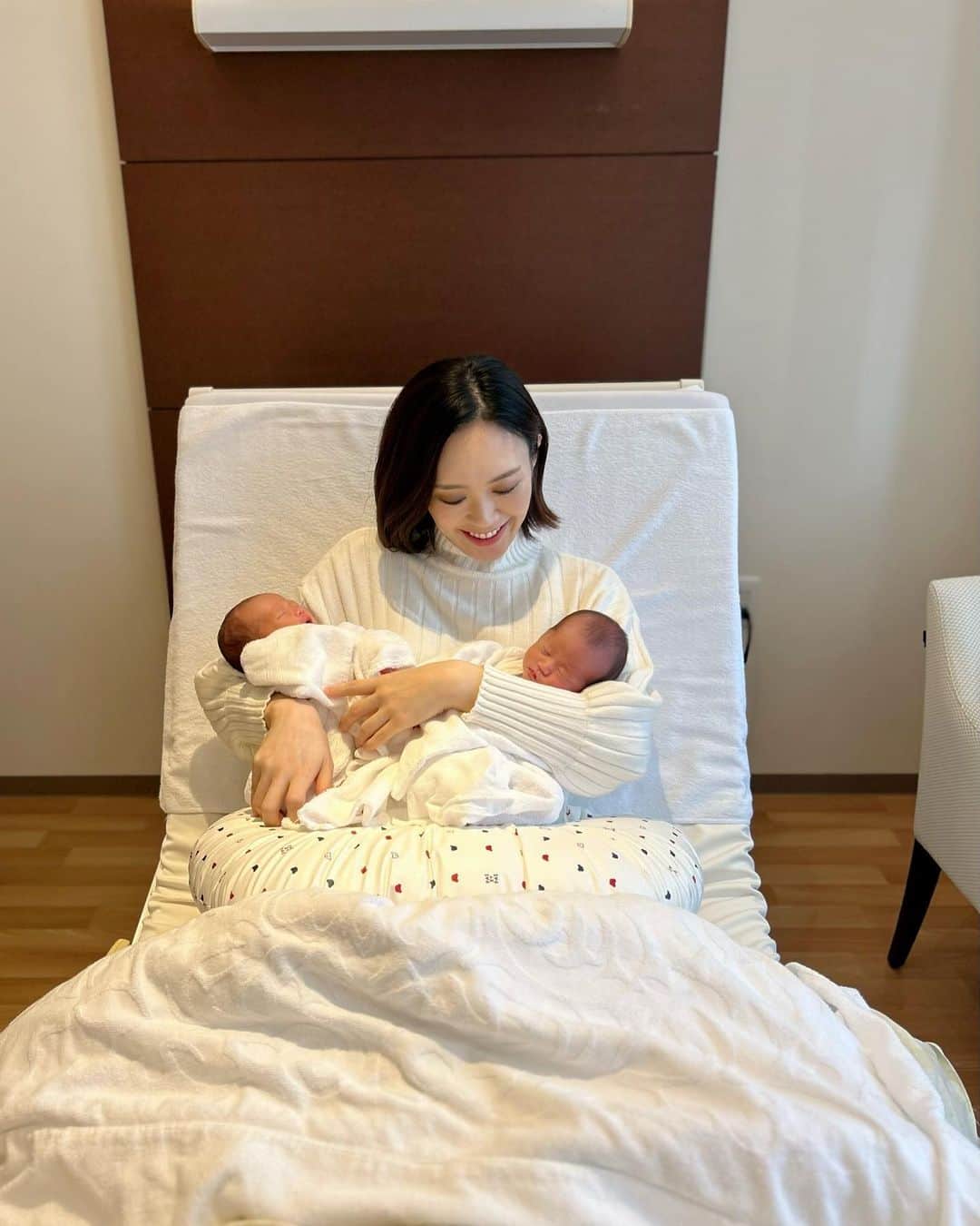 篠原菜月のインスタグラム：「Hello babies 🕊️🕊️ 2023.02.14 ⁡ 突然のご報告ですが、先日男女の双子を出産しました。 双子にしては大きく産まれてくれて、2人の元気な泣き声を聞いた瞬間、涙が溢れました。 NICUにも入らず母子共に健康です。 ⁡ 妊娠が分かってから長く悪阻に耐える日々が続きましたが、友人や職場の方々、編集部の方から温かい言葉をたくさんいただき乗り越えることができました。 周りの人に支えられて今があります。 とても感謝しています✨ ⁡ 悪阻が落ち着いてからは周りに心配されるほど😅取材などアクティブに動き回ることができ予定帝王切開の日まで何事もなく過ごせて双子にも感謝🤍 ⁡ これから大変なことはたくさんあると思いますが、夫と共に楽しく双子育児していきます😊 ⁡ ⁡ ⁡#出産報告#双子出産#男女双子」