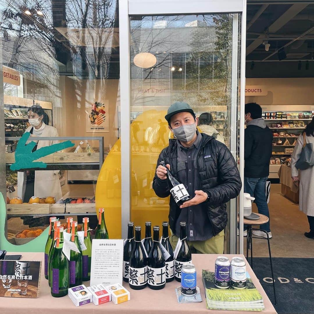 FOOD&COMPANYさんのインスタグラム写真 - (FOOD&COMPANYInstagram)「. . 🍶日本酒&ビール試飲会🍶 Patagonia provisions @patagoniaprovisions.jp  2023.02.25 sat. 11:00-17:00 at ニュウマン新宿店  明日25日、新宿店ではpatagonia provisionsをお迎えして日本酒とビールの試飲会を開催します🍶 (写真は先日の代官山店で開催した時のものです📸)  リジェネラティブ・オーガニックの普及を目指して活動するPatagonia provisionsが、"自然栽培"の米を用いて酒を醸す2つの酒蔵とコラボレート！ 明日はそんな特別な日本酒をご用意くださいます🙏  🌾仁井田本家 "しぜんしゅ やまもり" @niidahonke  福島県郡山市で1711年に創業した仁井田本家は、「日本の田んぼを守る酒蔵になる」ことを使命とし、1960年代から農薬肥料を使わずに育てた米を用いた"しぜんしゅ"を製造、販売しています。今回は、自社田で育てたお米"亀の尾"を麹米/掛け米に使用。杉を用いた木桶で仕込んだお酒で、複雑で奥行きのある味わいと、しっかりした酸味により締まりのあるジューシーさが持ち味。  🌾寺田本家 "繁土" @teradahonke  1673年から続く千葉県神崎町の酒蔵、寺田本家。農薬化学肥料を用いない地元の米と、近隣の御神水を使用。また、酒造りのすべての工程で、自家培養した蔵付きの麹菌を用いて自然酒を醸造しています。今回は、地元産の米"美山錦"を麹米に、"コシヒカリ"を掛け米に使用。生酛仕込みならではの乳酸菌の酸味とお米本来の旨味の違い。キレとコクのある芳醇な味わいが持ち味です。  ---  明日はビールもご用意くださいます。スタッフにも大人気の日本酒とビール🥺お出かけの際にぜひお立ち寄りください！  #Patagonia #patagoniaprovisions  #寺田本家 #仁井田本家 #日本酒 #foodandcompany  #フードアンドカンパニー」2月24日 19時38分 - foodandcompany_grocery