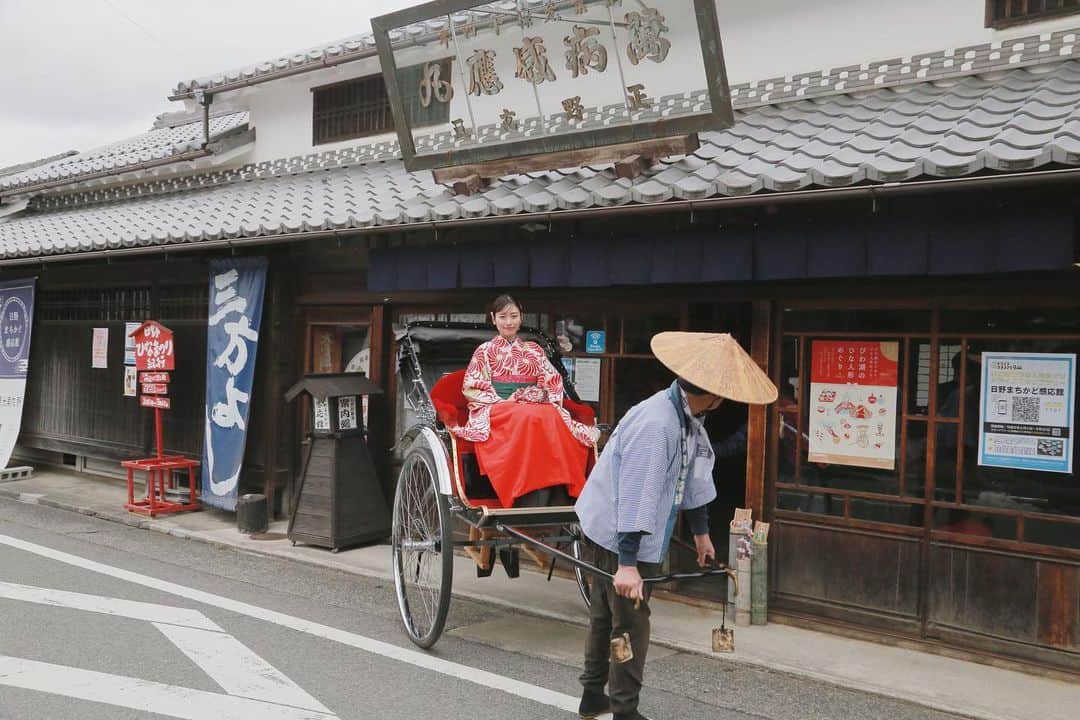 内木志のインスタグラム：「人力車は人生で2度目でした！ 浅草と滋賀県日野町🏯 目線が車より高めで乗っていて楽しいです😊 日野町来た際は着物着て乗ってみてください🤍 #滋賀県 #日野町 #日野ひなまつり紀行  #🎎 #ひのはよいとこ」