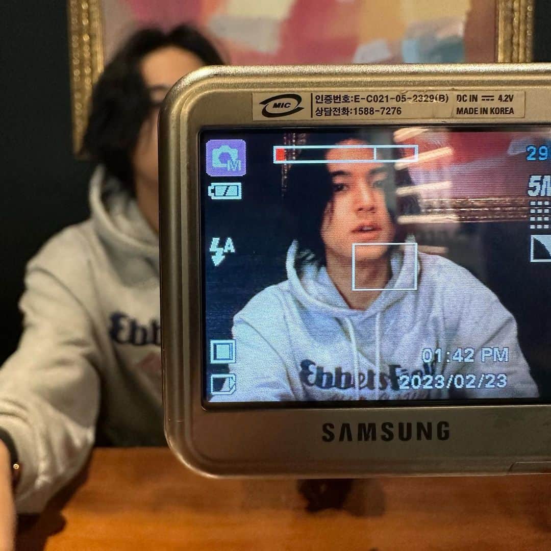 ミンギュのインスタグラム：「동생한테 훔치고싶은 카메라가 생겼다」