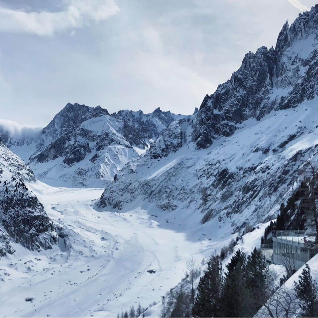 Leslie Camila-Roseさんのインスタグラム写真 - (Leslie Camila-RoseInstagram)「Full circle. The first picture is from 2005. Hiking Aletsch Glacier with my dad who is a glaciologist.  I used to joke and say that most of our conversations were actually the juxtaposition of 2 people having opposite monologues. His about rocks and science. Mine about movies and the creative industry.  I left Chamonix at 18, and fled the mountains for the concrete Parisian jungle and then Los Angeles to follow my dream of becoming an actress.  And then life happened… With lots of luck and opportunities, I ended up filming TV shows around the world pretty quickly.  But the more I spent time on set as actor the more I wanted to create and work on my own projects. Explore different mediums. Something was missing. I wanted to go behind the camera. Express my own thoughts… Speak up. Be where it made more sense for me. Along the way I reconnected to my roots and fell in love (all over again) with nature. Almost 20 years later, I’m a speaker, producer, director and activist.  And today, my dad and I are working on a beautiful project together. There won’t be any monologues, but this time, deep conversations about Glaciers and the climate crisis. Two generations. One common future. One home. Many facts. Tons of knowledge. Endless questions. And hopefully some inspiration…  Stay tuned. 2023 is getting very exciting.  As they say “you can take the girl out of the mountains, but you can’t take the mountains out of the girl”.   #aletschgletscher #glacierdaletsch #glacierhiking #glaciers #glaciology #creativeproject #globalwarmingawareness #environmentalscience」2月24日 19時51分 - leslie_coutterand