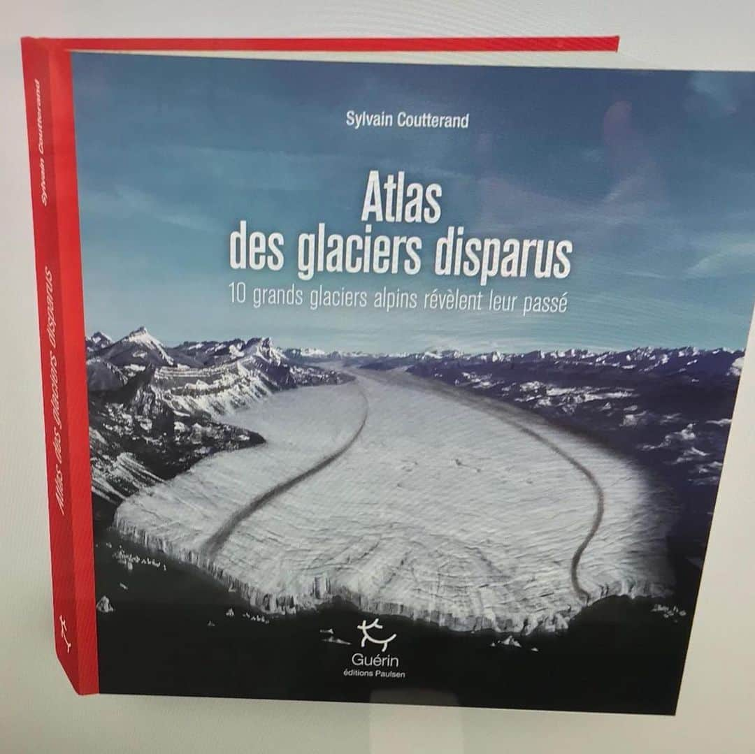 Leslie Camila-Roseさんのインスタグラム写真 - (Leslie Camila-RoseInstagram)「Full circle. The first picture is from 2005. Hiking Aletsch Glacier with my dad who is a glaciologist.  I used to joke and say that most of our conversations were actually the juxtaposition of 2 people having opposite monologues. His about rocks and science. Mine about movies and the creative industry.  I left Chamonix at 18, and fled the mountains for the concrete Parisian jungle and then Los Angeles to follow my dream of becoming an actress.  And then life happened… With lots of luck and opportunities, I ended up filming TV shows around the world pretty quickly.  But the more I spent time on set as actor the more I wanted to create and work on my own projects. Explore different mediums. Something was missing. I wanted to go behind the camera. Express my own thoughts… Speak up. Be where it made more sense for me. Along the way I reconnected to my roots and fell in love (all over again) with nature. Almost 20 years later, I’m a speaker, producer, director and activist.  And today, my dad and I are working on a beautiful project together. There won’t be any monologues, but this time, deep conversations about Glaciers and the climate crisis. Two generations. One common future. One home. Many facts. Tons of knowledge. Endless questions. And hopefully some inspiration…  Stay tuned. 2023 is getting very exciting.  As they say “you can take the girl out of the mountains, but you can’t take the mountains out of the girl”.   #aletschgletscher #glacierdaletsch #glacierhiking #glaciers #glaciology #creativeproject #globalwarmingawareness #environmentalscience」2月24日 19時51分 - leslie_coutterand