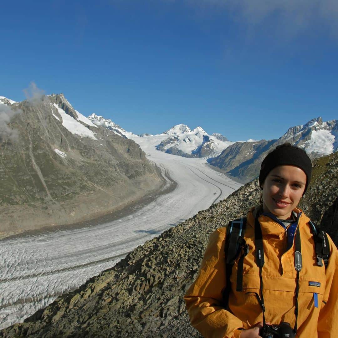 Leslie Camila-Roseさんのインスタグラム写真 - (Leslie Camila-RoseInstagram)「Full circle. The first picture is from 2005. Hiking Aletsch Glacier with my dad who is a glaciologist.  I used to joke and say that most of our conversations were actually the juxtaposition of 2 people having opposite monologues. His about rocks and science. Mine about movies and the creative industry.  I left Chamonix at 18, and fled the mountains for the concrete Parisian jungle and then Los Angeles to follow my dream of becoming an actress.  And then life happened… With lots of luck and opportunities, I ended up filming TV shows around the world pretty quickly.  But the more I spent time on set as actor the more I wanted to create and work on my own projects. Explore different mediums. Something was missing. I wanted to go behind the camera. Express my own thoughts… Speak up. Be where it made more sense for me. Along the way I reconnected to my roots and fell in love (all over again) with nature. Almost 20 years later, I’m a speaker, producer, director and activist.  And today, my dad and I are working on a beautiful project together. There won’t be any monologues, but this time, deep conversations about Glaciers and the climate crisis. Two generations. One common future. One home. Many facts. Tons of knowledge. Endless questions. And hopefully some inspiration…  Stay tuned. 2023 is getting very exciting.  As they say “you can take the girl out of the mountains, but you can’t take the mountains out of the girl”.   #aletschgletscher #glacierdaletsch #glacierhiking #glaciers #glaciology #creativeproject #globalwarmingawareness #environmentalscience」2月24日 19時51分 - leslie_coutterand