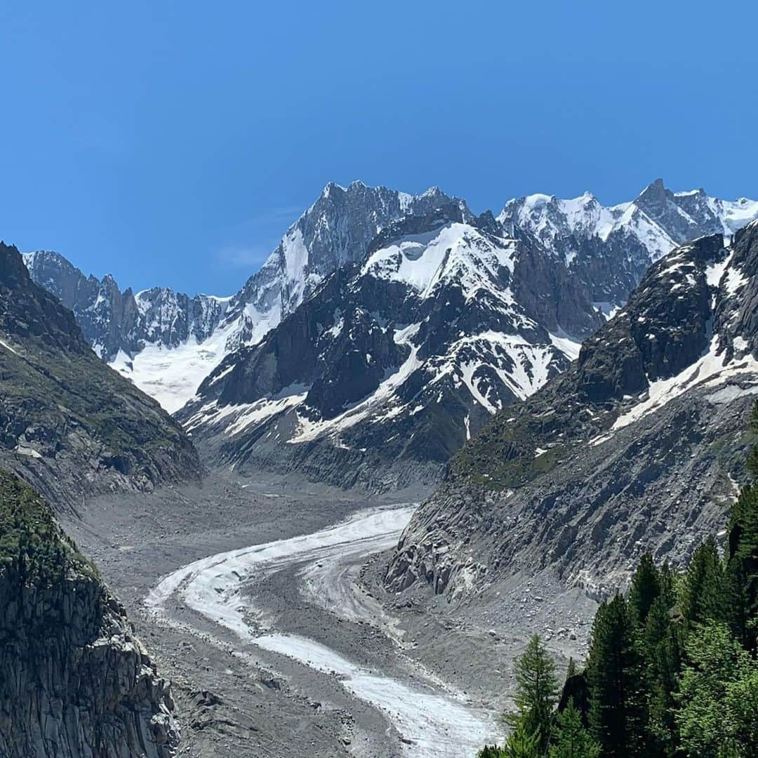 Leslie Camila-Roseさんのインスタグラム写真 - (Leslie Camila-RoseInstagram)「Full circle. The first picture is from 2005. Hiking Aletsch Glacier with my dad who is a glaciologist.  I used to joke and say that most of our conversations were actually the juxtaposition of 2 people having opposite monologues. His about rocks and science. Mine about movies and the creative industry.  I left Chamonix at 18, and fled the mountains for the concrete Parisian jungle and then Los Angeles to follow my dream of becoming an actress.  And then life happened… With lots of luck and opportunities, I ended up filming TV shows around the world pretty quickly.  But the more I spent time on set as actor the more I wanted to create and work on my own projects. Explore different mediums. Something was missing. I wanted to go behind the camera. Express my own thoughts… Speak up. Be where it made more sense for me. Along the way I reconnected to my roots and fell in love (all over again) with nature. Almost 20 years later, I’m a speaker, producer, director and activist.  And today, my dad and I are working on a beautiful project together. There won’t be any monologues, but this time, deep conversations about Glaciers and the climate crisis. Two generations. One common future. One home. Many facts. Tons of knowledge. Endless questions. And hopefully some inspiration…  Stay tuned. 2023 is getting very exciting.  As they say “you can take the girl out of the mountains, but you can’t take the mountains out of the girl”.   #aletschgletscher #glacierdaletsch #glacierhiking #glaciers #glaciology #creativeproject #globalwarmingawareness #environmentalscience」2月24日 19時51分 - leslie_coutterand