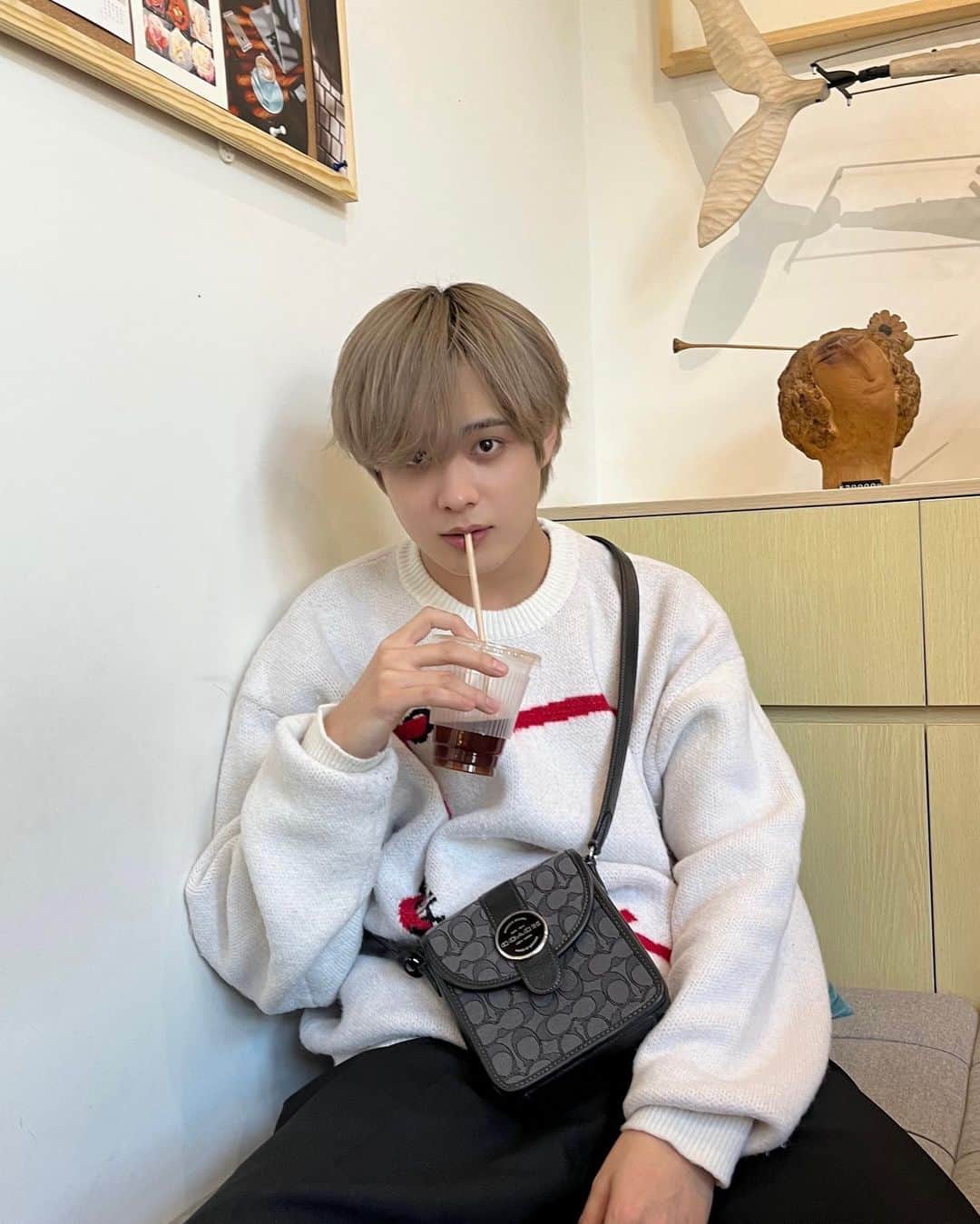 のインスタグラム：「今日は感謝溢れる1日でした。 コーヒーもいつもより美味しく感じた☕️  久々のプライベートな投稿なので、ここ最近の近況報告をするとするなら、、昨日、 母が貴重品を落としながらルンルンで歩いている夢や、弱点のない巨人と戦う夢、どんなに頑張ってもリップクリームが上手く塗れない夢を見ました。怖かったです！夢占いしてほしい🙄」