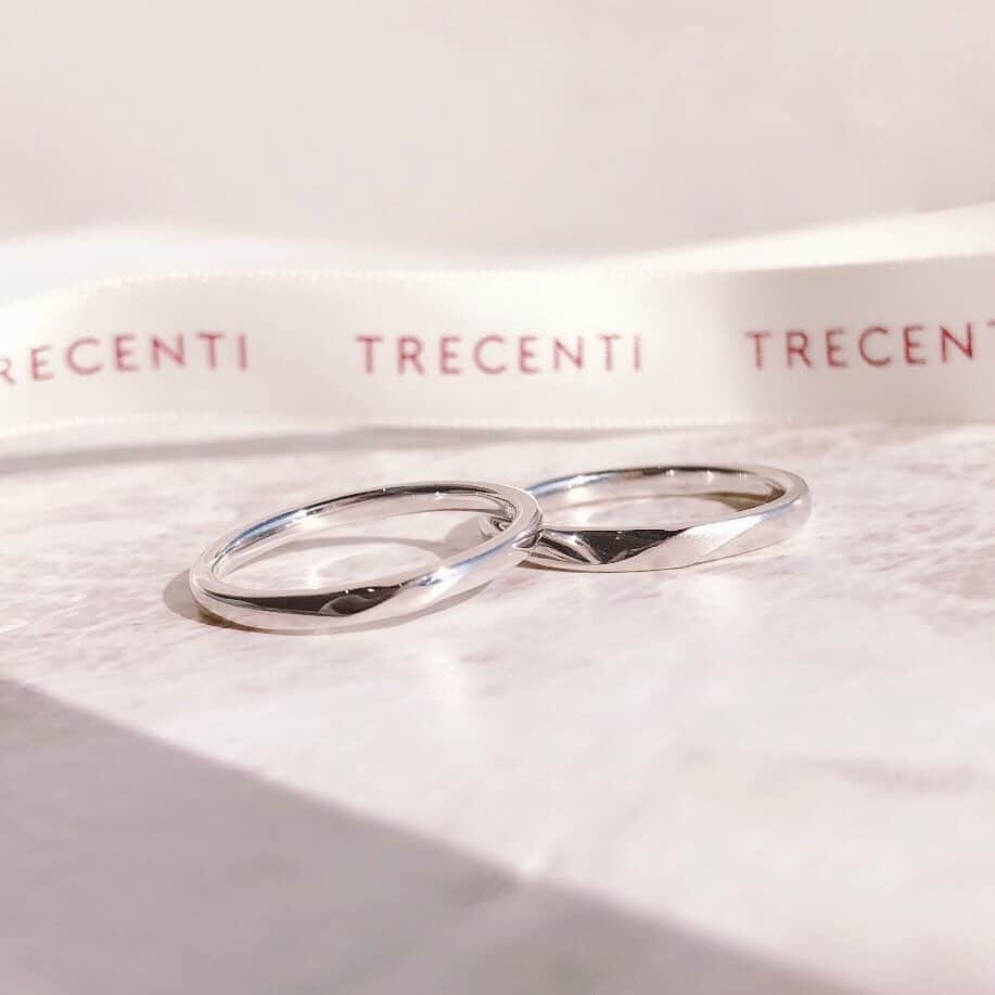 TRECENTI トレセンテさんのインスタグラム写真 - (TRECENTI トレセンテInstagram)「中央のさり気ない立体感が特徴の結婚指輪「ローサ」  なだらかなエッジなので、優しく柔らかい印象に。 何もないよりは本当に少しだけワンポイントがほしい......という方へおすすめです。  中央部分にだけマット加工を入れ、一味違うオリジナリティを楽しんでいただくこともできます。  ----------------------------------------------  #トレセンテ #trecenti #婚約指輪 #結婚指輪 #マリッジリング #婚姻届 #ブライダルリング #プレ花嫁 #プレ花嫁さんと繋がりたい #内甲丸 #日本中の花嫁さんと繋がりたい #日本中のプレ花嫁さんと繋がりたい #ブライダル専門店 #結婚式前撮り #ブライダルジュエリー #全国のプレ花嫁さんと繋がりたい #マット加工 #トレセンテフローラ #プラチナ #プロポーズ #エンゲージリング探し #サプライズプロポーズ #プロポーズ準備 #重ねづけ #エンゲージリング #エンゲージリングと重ね付け #重ねづけリング #セットリング」2月24日 19時49分 - trecenti_flora