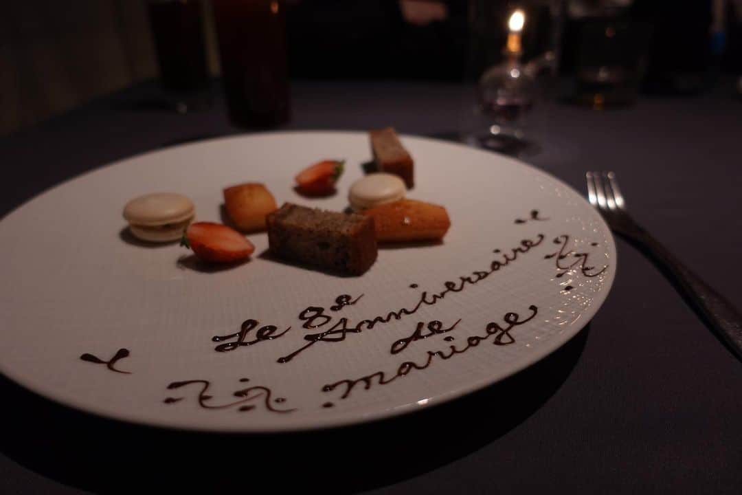 MATSUIRIHOさんのインスタグラム写真 - (MATSUIRIHOInstagram)「2023.2.22 結婚記念日 9年目もよろしく✌🏻  8本の立派なバラと、初めて訪れたレストランは絶品すぎてお気に入りになりました🙇‍♀️毎年ありがとう〜！今年はもっと楽しい一年にしましょう🫱🏻‍🫲🏼  #結婚記念日」2月24日 19時55分 - rihoo914