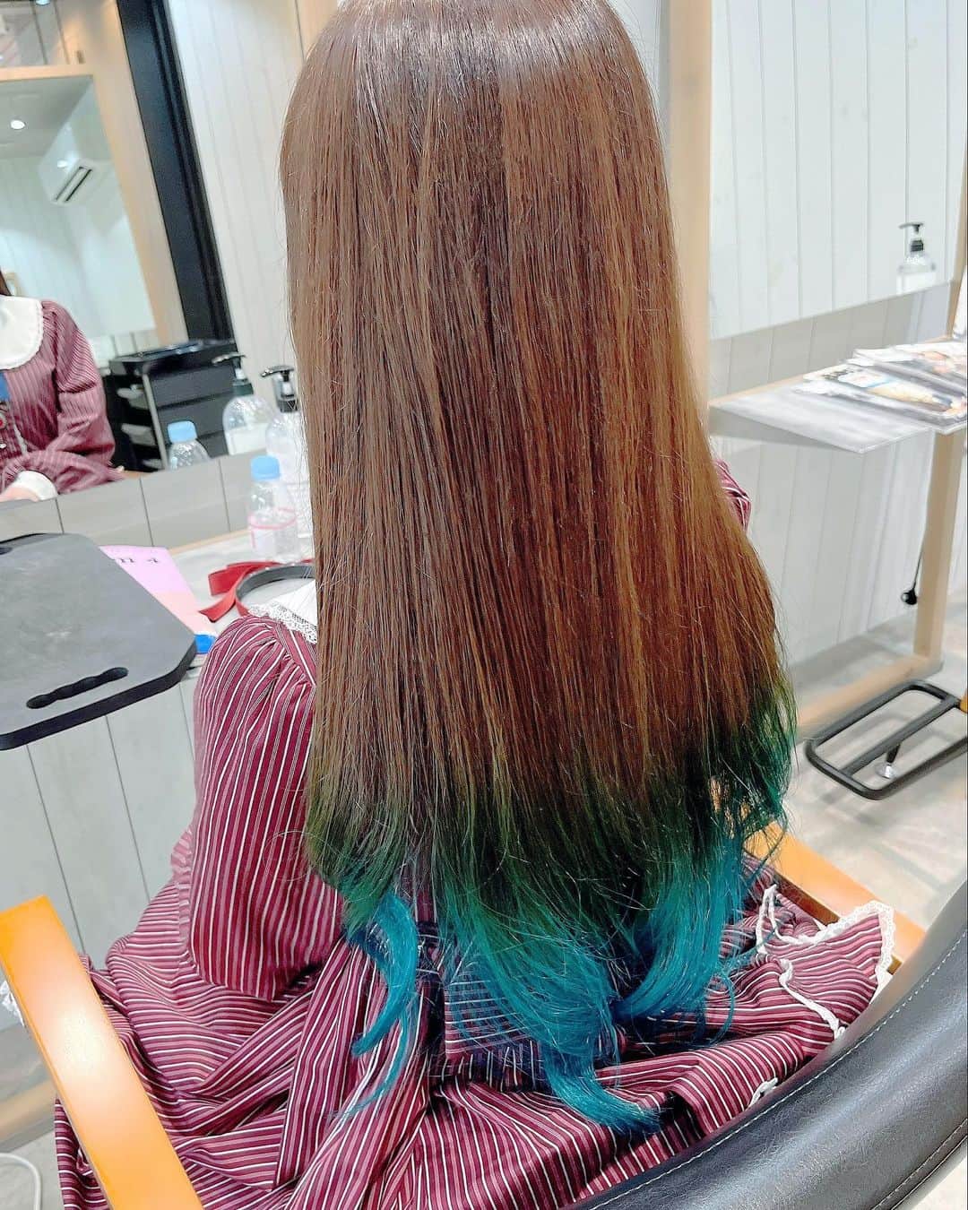 春奈るなのインスタグラム：「明日の #マジェスティックライブ に向けて #GOOD DAY HAIR で根本のリタッチと裾カラーのメンテをしてきたよ💖✨明日のライブ楽しみだーーーッッッ🥳！！！ ずっと愛用してる洗い流さないトリートメントもお迎えしました✨✨ 乾燥防げるしツヤツヤになるしとってもオススメ🥳💖」