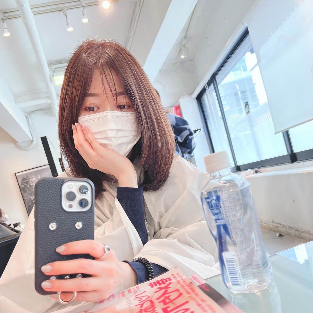 山本みらいのインスタグラム：「【#白髪問題】 ストーリーズに載せたらかなり沢山のリアクションやDMを頂きました。  結構若い頃からある白髪。  普通のカラーリングでは誤魔化せなくなり、グレーカラーと言われる白髪染めを美容院でお願いするようになったのはいつからか記憶も無い。。  しかし近頃増えているという巷の潔い大人女性のように、受け入れて染めずに過ごす覚悟はまだない。。 とはいえこの先もずっと付き纏う問題だと思うと辟易したりもする訳です。  で、結論から言うと、 白髪染めは辞められそうです！  @beach___hair でやっている不思議なファッションカラーをやって来たけど、ちゃんと染まってるし、重たかったトップ部分が久々に軽いし、ペタっとしなくなったのです。  理論が難しかったけれど、いつもお任せな　@beach_saku69 が、いろんなごにょごにょで、普通のファッションカラーでも綺麗に白髪を染めてくれたので本当に嬉しい。  もちろん今はいい白髪染めも増えてるけど、ファッションカラーで済めば良きことも色々あるそうで…たとえば、  ・ダメージが少ない ・伸びた時がナチュラル ・手触りが良い ・仕上がりが軽い　などなど。  白髪が生えなくなるわけじゃないけど、重くなったりダメージが強いなどの白髪ゆえの制約が少し減ります👍  あとついでに、 (需要は無さそうだけど) 髪の根元が伸びて来た時の私の隠し小物も載せておきます。  カチューシャが案外分け目を隠してくれるから良い気がする。 帽子類は定番ですね♪  以上、「白髪とヘアカラーと私」でした🙋‍♀️」