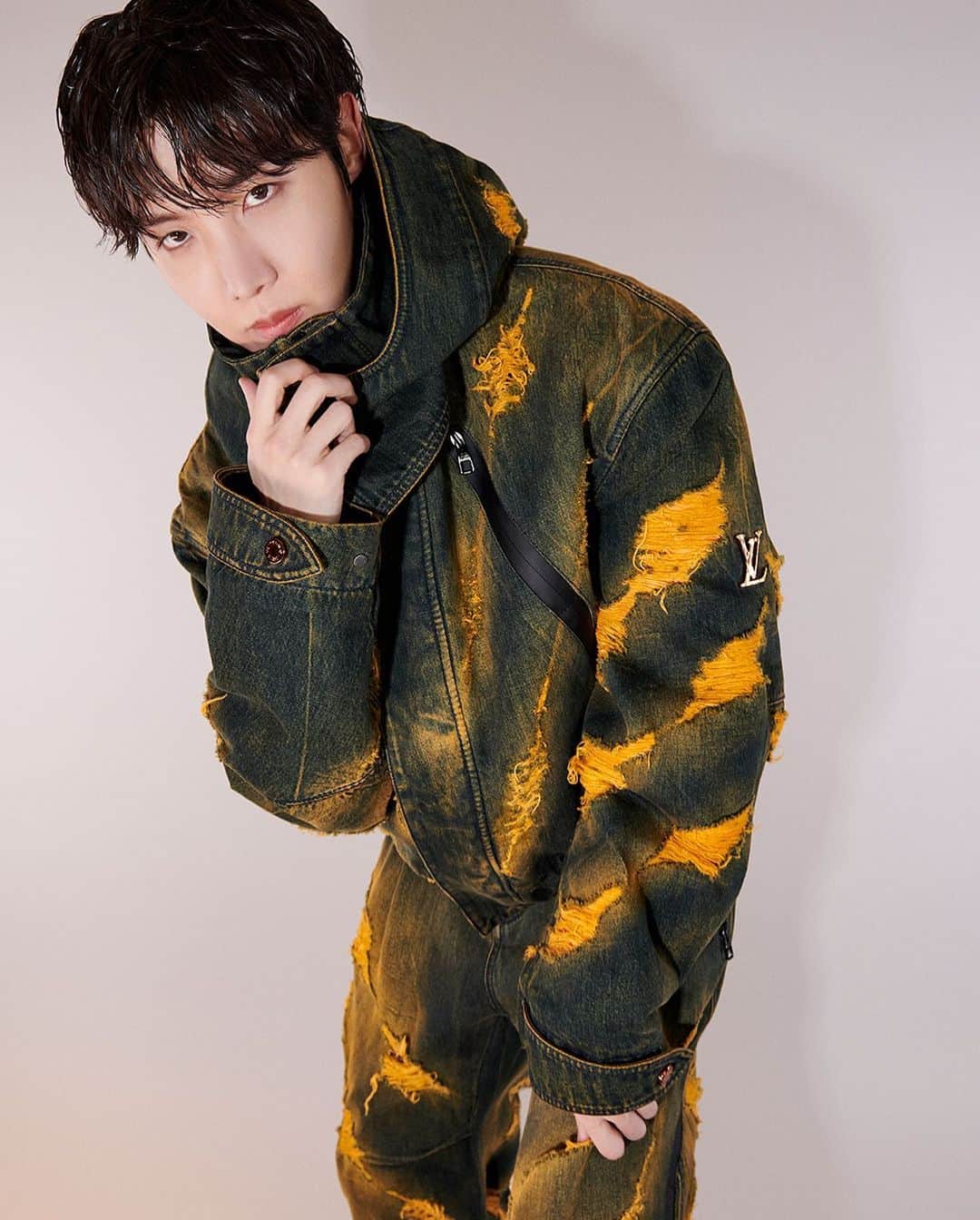 J-HOPEのインスタグラム：「@uarmyhope in #LVMenFW23. Beloved by fans globally for his upbeat energy and creative musical direction, the #BTS member joins as the latest #LouisVuitton House Ambassador. #jhope」