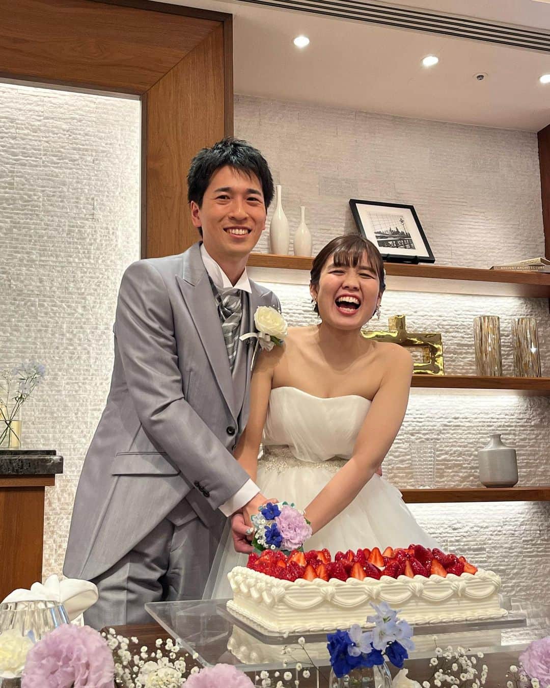 安藤あいかのインスタグラム：「弟の結婚式💒コロナ禍延期で3年越しに👏💕できて良かったね💕 スピーチやお手紙など感動🥺 弟のこと、子供の頃しか知らないからちゃんと立派に仕事してるんだなーとかお嫁さんと楽しく仲良くやっているんだなーとか挨拶やしめの言葉などもちゃんと言えてるし、大人になったんだなぁと🥹うるうるでした🥹かわいいかわいい弟がちゃんとエスコートできる大人になってるしスーツ似合うし初めてかっこいいなあって思った🥹かわいいだけじゃなくなった👍✨ 写真で伝わるお嫁ちゃんのポップさ😆💕💕これからも宜しくお願いします☺️  最後の一枚はピースおばさんだよー✌️やっぱりピースは撮らなきゃ✌️  #結婚式 #happywedding」