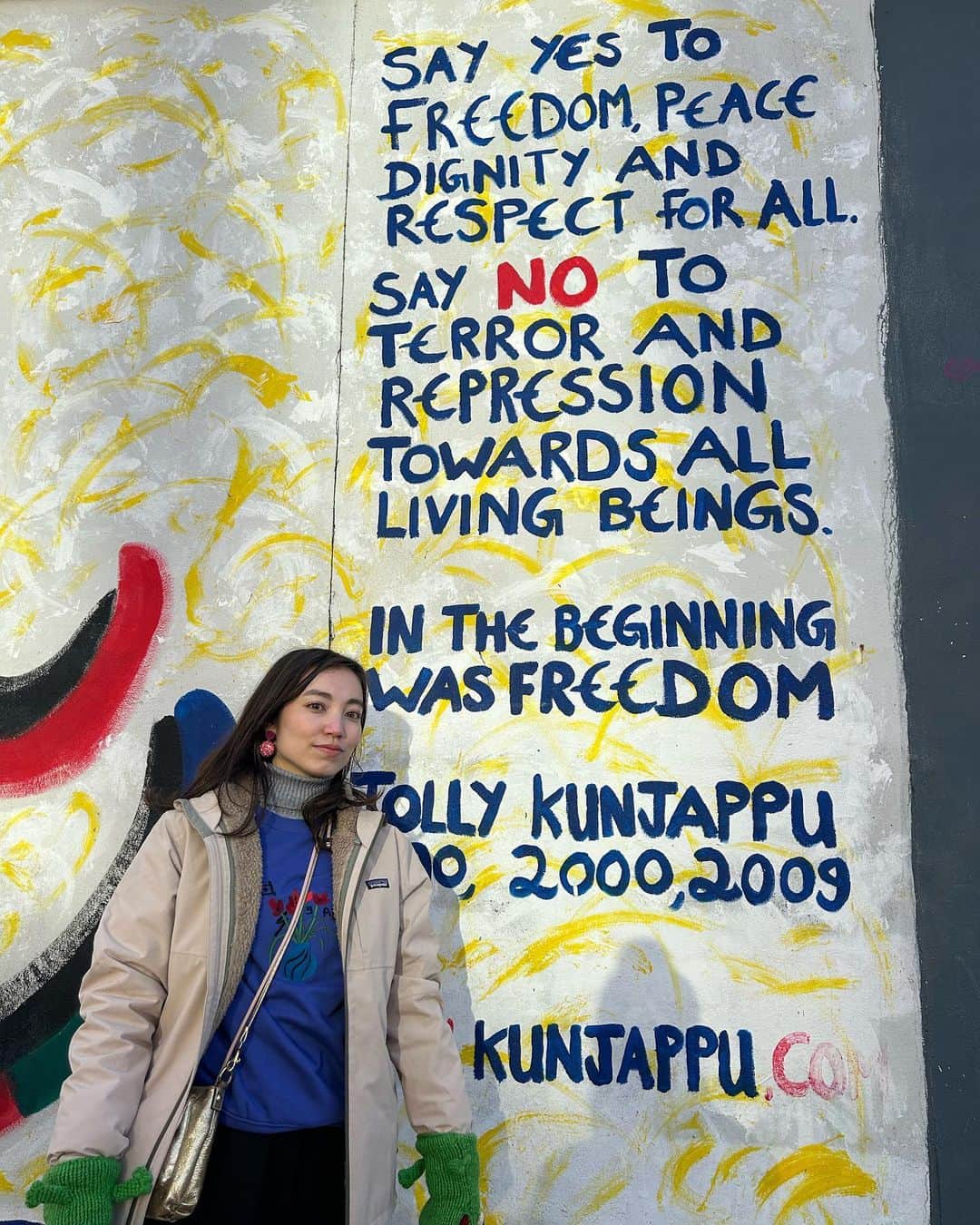 加藤ジーナのインスタグラム：「SAY YES TO FREEDOM, PEACE   DIGNITY AND RESPECT FOR ALL.  #freedom #peace #berlin #eastsidegallery #berlinwall #🫶 #ベルリン #ベルリンの壁」