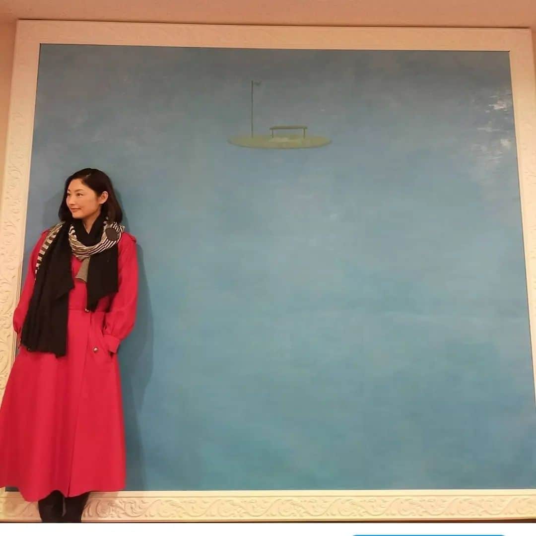 常盤貴子さんのインスタグラム写真 - (常盤貴子Instagram)「久しぶりの大映スタジオ。 今日もこちらの前で。  前回、赤いコートを着て、この絵の前で撮ったのが2021年2月16日。 早いなぁ…。  今日は大好きな @baumundpferdgarten で。  素敵な撮影の楽しい1日でしたぁ♫」2月24日 20時13分 - takakotokiwa_official