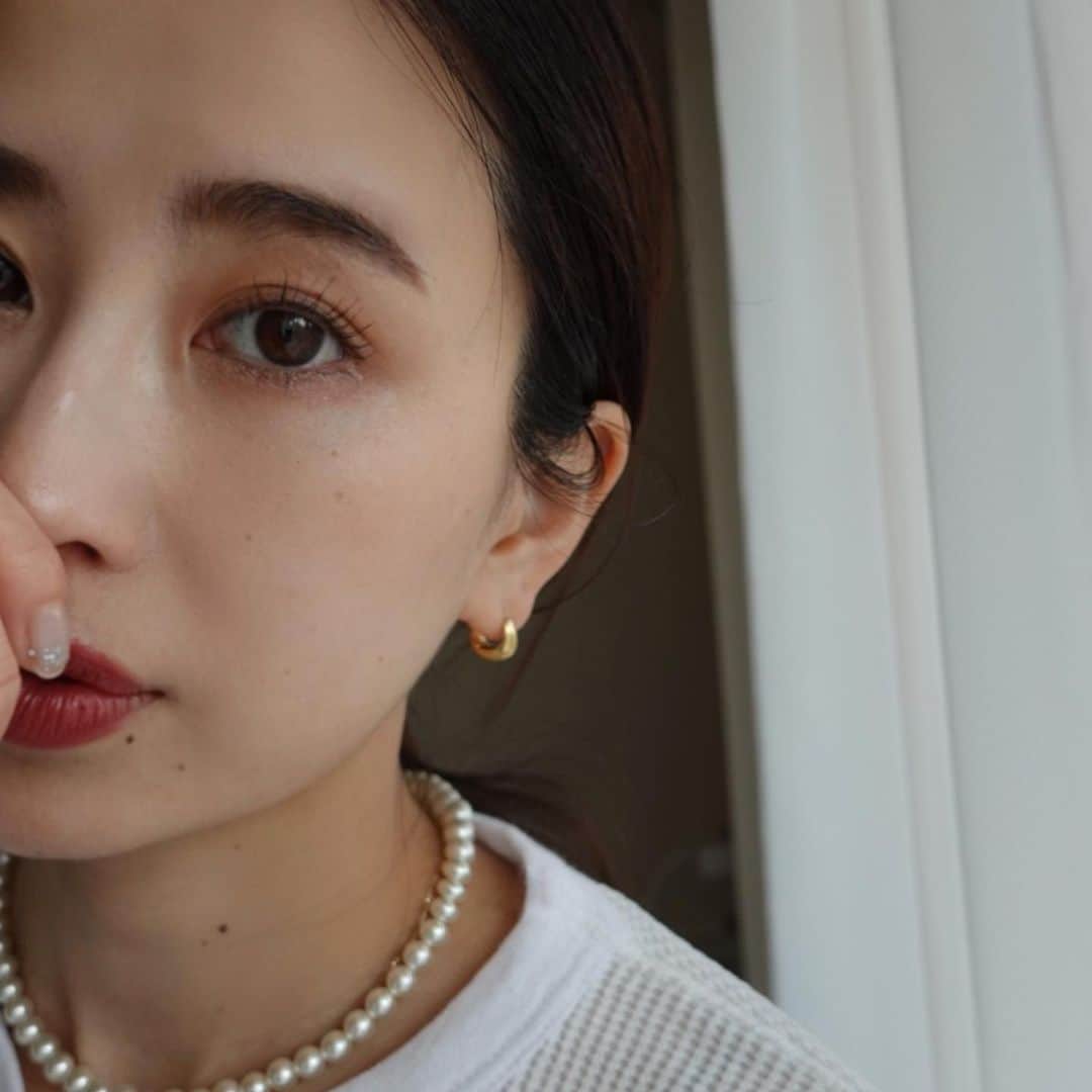 小嶋梨奈のインスタグラム：「小ぶりのピアスが欲しくてTom Woodで。 ぽてっと感が可愛くてお気に入り♡ @buyma_official で購入！ 到着後に受け取りの確認メールも届いて これなら安心してお買い物出来るなぁー、と☺️ なにより2日とかで届いてありがたかったですー。🤲  #tomwood  #tomwoodjewellery  #フープピアス #ジュエリー #buyma」